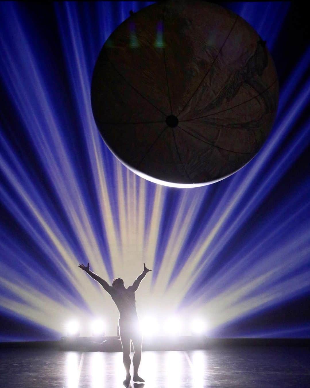 ロベルト・ボッレのインスタグラム：「Happy #worldballetday 🌟 #sphere #robertobolleandfriends #maurobigonzetti」