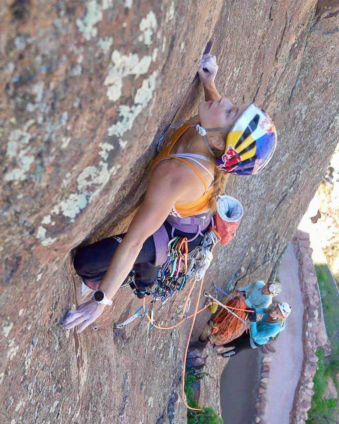 サッシャ・ディギーリアンさんのインスタグラム写真 - (サッシャ・ディギーリアンInstagram)「I hoped all this climbing would lead to practical skills one day ➡️ 👠  Anyone else? #shorties #shoes」11月2日 4時38分 - sashadigiulian