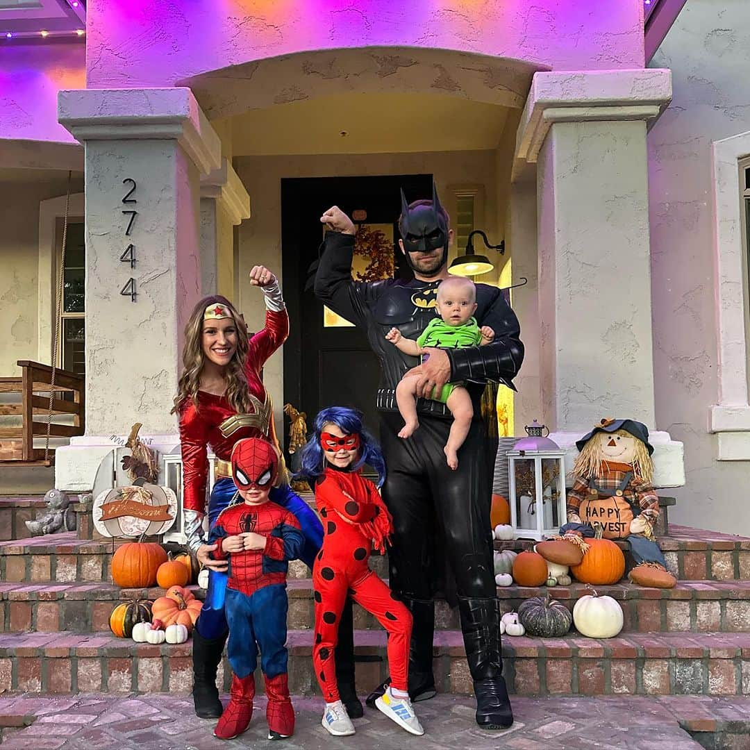 コーディー・ウォーカーさんのインスタグラム写真 - (コーディー・ウォーカーInstagram)「We’ve got this 🦸‍♀️🦸🏻‍♂️🕷️🎃」11月2日 4時39分 - codybwalker