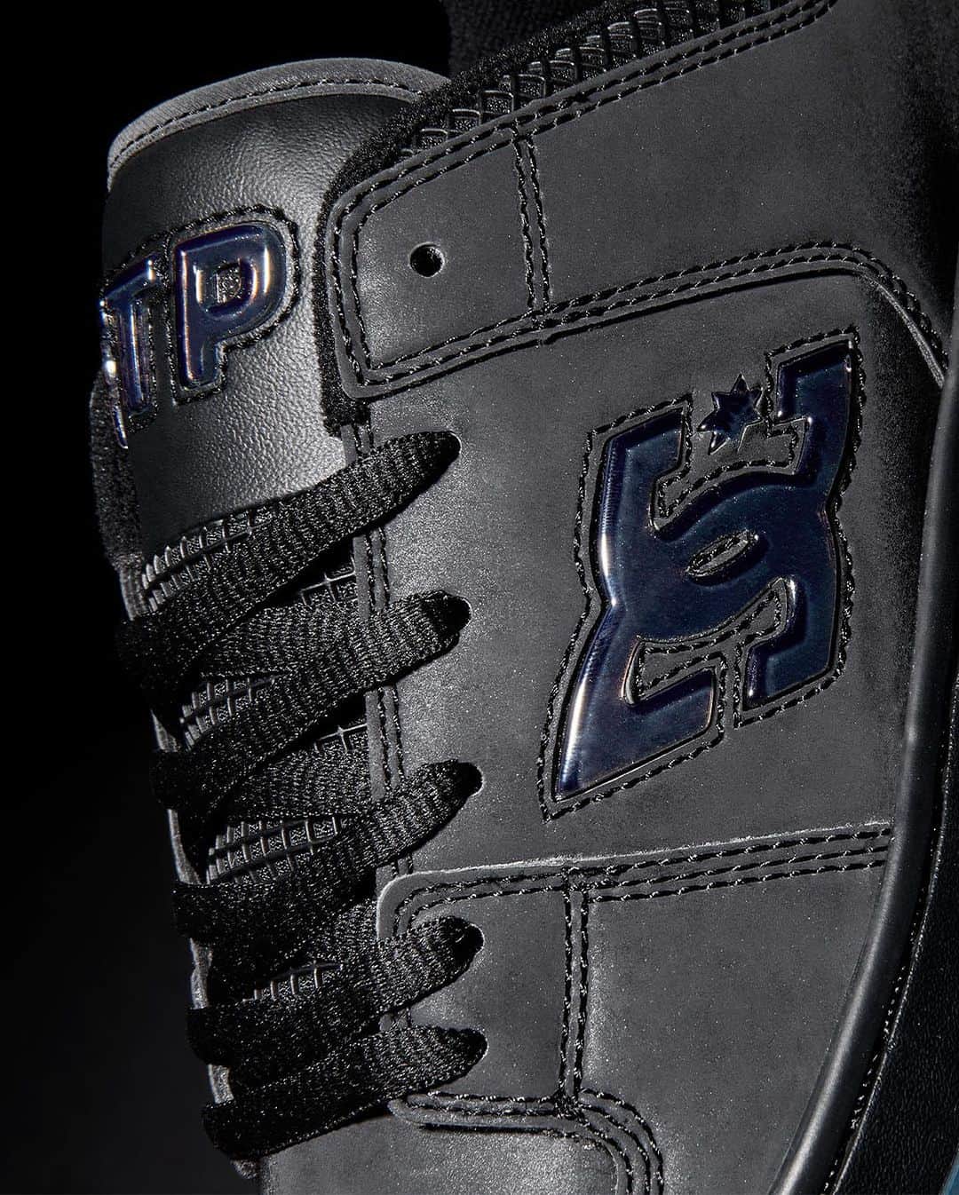 のインスタグラム：「@FTP x DC 🤝  Available this Saturday, November 4th at 12pm PDT. FTP.ORG and on our site at DCSHOES.COM/FTP 👈  #FTPxDC」