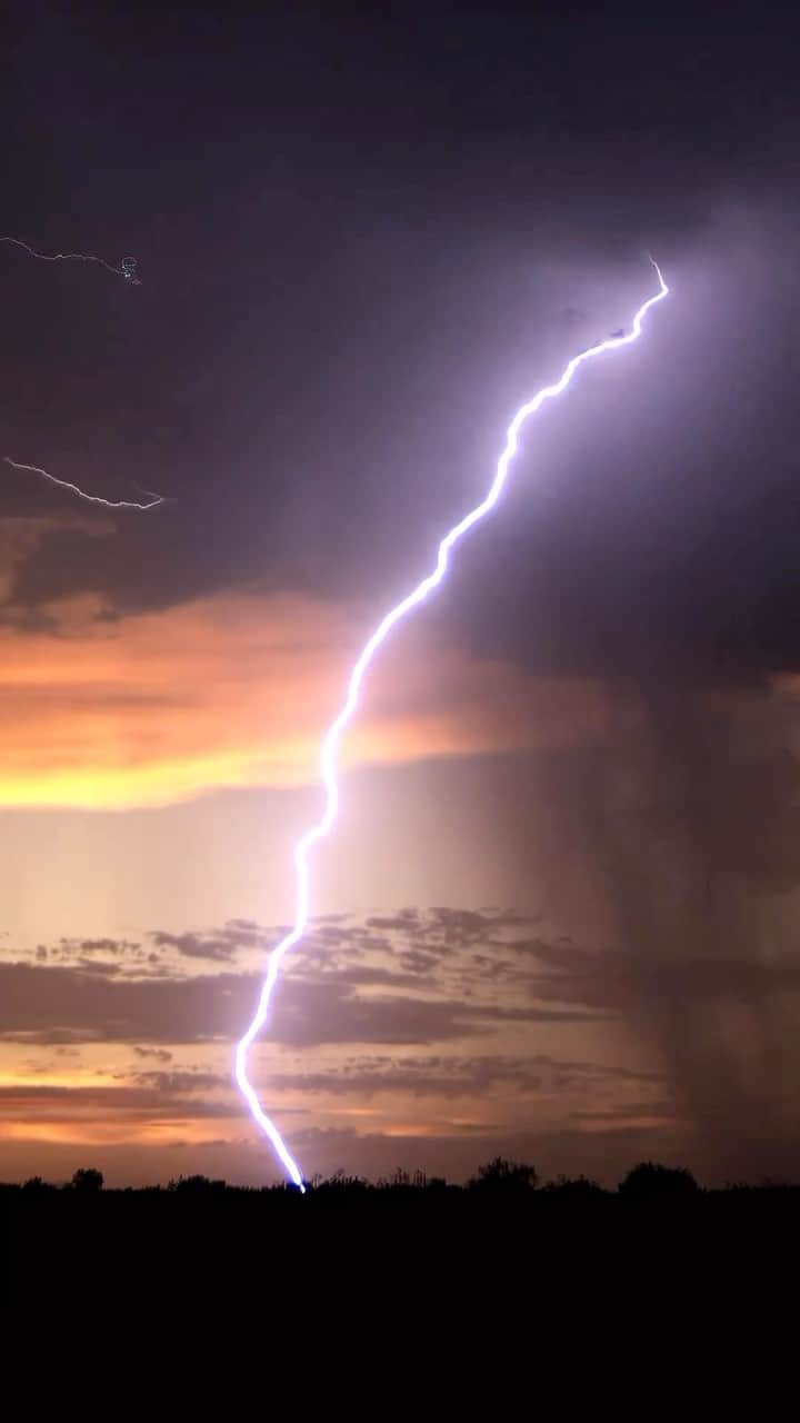 Discover Earthのインスタグラム：「When @dustin_farrell captures the raw power of nature, we stand in awe. ⚡🌪️   🌎 #DiscoverEarth with @dustin_farrell」