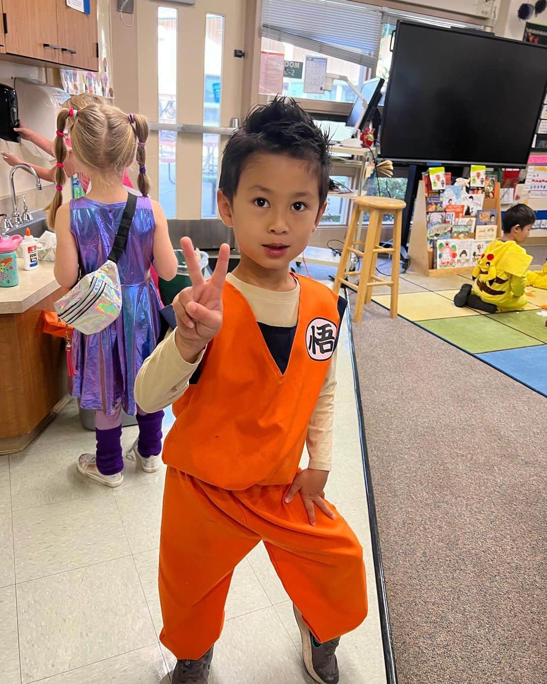 珠華ゆふのインスタグラム：「ハロウィン忙しかったー😂 朝はじゅんじゅんの学校のコスチュームパレード、そのままクラスのハロウィンパーティー、帰ったはいいもののすぐお迎えの時間で笑 お友達と学校のプレイグラウンドで遊んだら、みんなで早めの夜ご飯。ピザで腹ごしらえしたら、お菓子をもらいに出かけて…🎃 ゆっくり座っている時間が全くなかった笑 ①ハロウィンパーティーでポーズきめてるじゅんじゅん🕺髪型も悟空に😆 ②〜⑥お友達おすすめの住宅街でTrick or Treat🍭車が通らないようにしてあって安心だった💓 許可を取っていないからお家は載せられないんだけど、どの家も装飾が本格的で感動‼️ ⑦⑧おじいちゃんが芸術的なJack-O-Lantern たくさん作っていたお家🎃 ⑨⑩じゅんじゅんのアフタースクールのハロウィンゲーム大会👻和華も楽しませてもらいました💓  #メンタル #メンタルコーチング #メンタルトレーニング #宝塚 #宝塚og #宝塚受験 #バレエ #フィギュアスケート #パフォーマンスアップ #サンフランシスコ #ベイエリア #アメリカ生活」