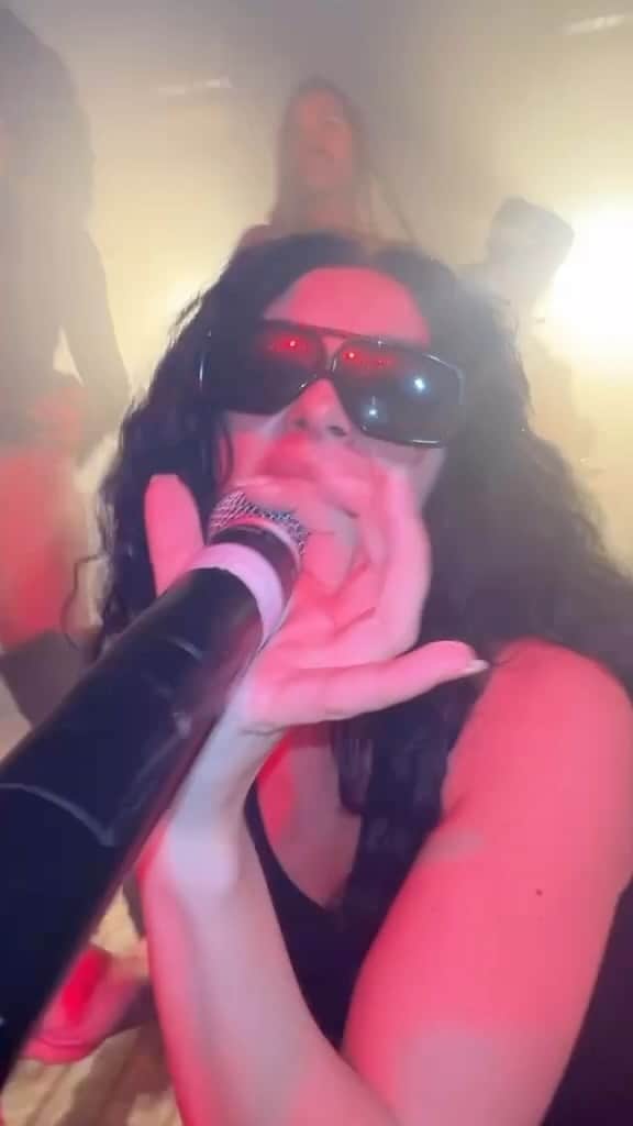 チャーリー・エックス・シー・エックスのインスタグラム：「UTI on Halloween but i got to party with my angels last week and here’s some footage from that !」