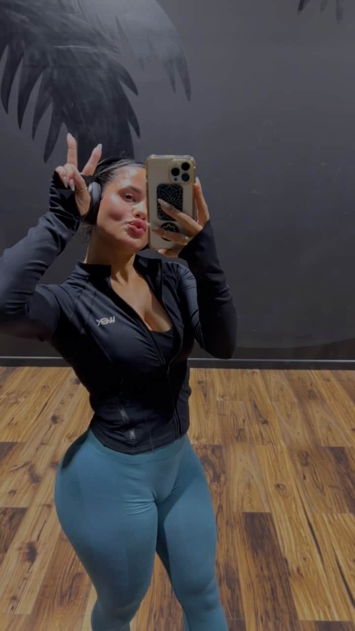 のインスタグラム：「Taking my newest @wbkfit challenge for a spin 😏 LESS TALK MORE SQUATS 30 Day Challenge is now open for sign ups, we start November 13th ❤️‍🔥」