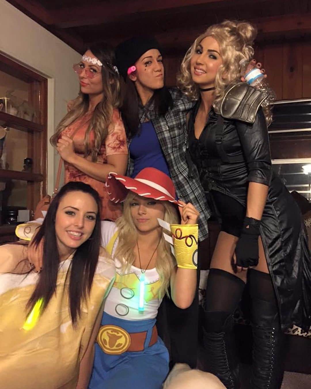 エマ（テニール・ダッシュウッド）さんのインスタグラム写真 - (エマ（テニール・ダッシュウッド）Instagram)「Costume flashbacks 🤣 #Halloween 🎃」11月2日 4時42分 - realtenilledashwood