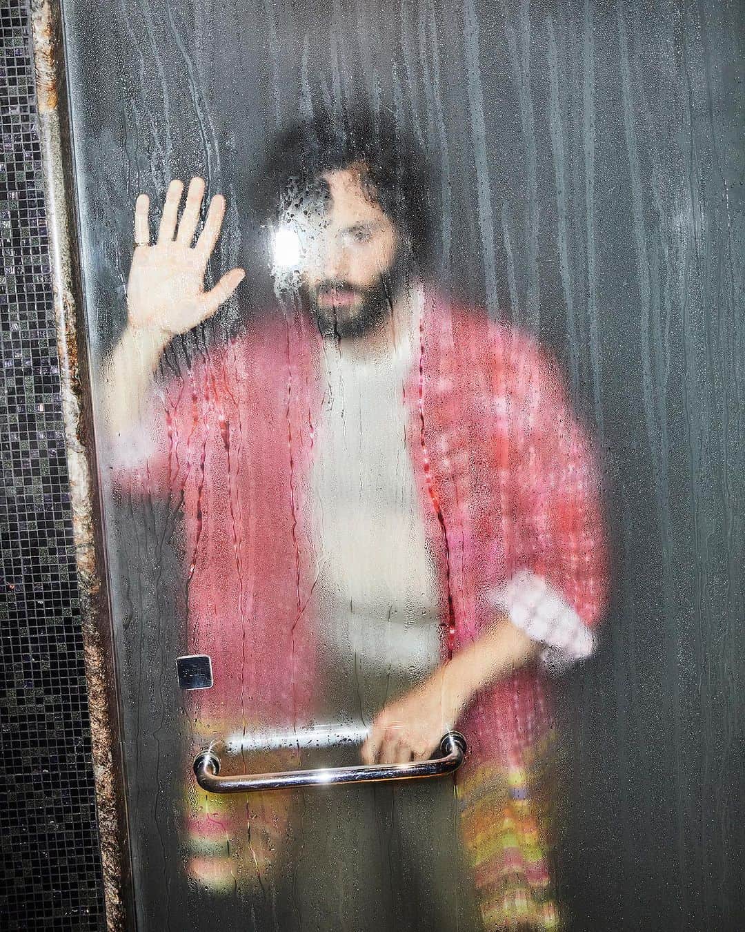 INTERVIEW Magazineさんのインスタグラム写真 - (INTERVIEW MagazineInstagram)「brb hitting the showers 🚿 happy birthday @pennbadgley   Interview, March 2023.  Photography by @jeremy_liebman  Styled by @michaeldarlington」11月2日 4時43分 - interviewmag