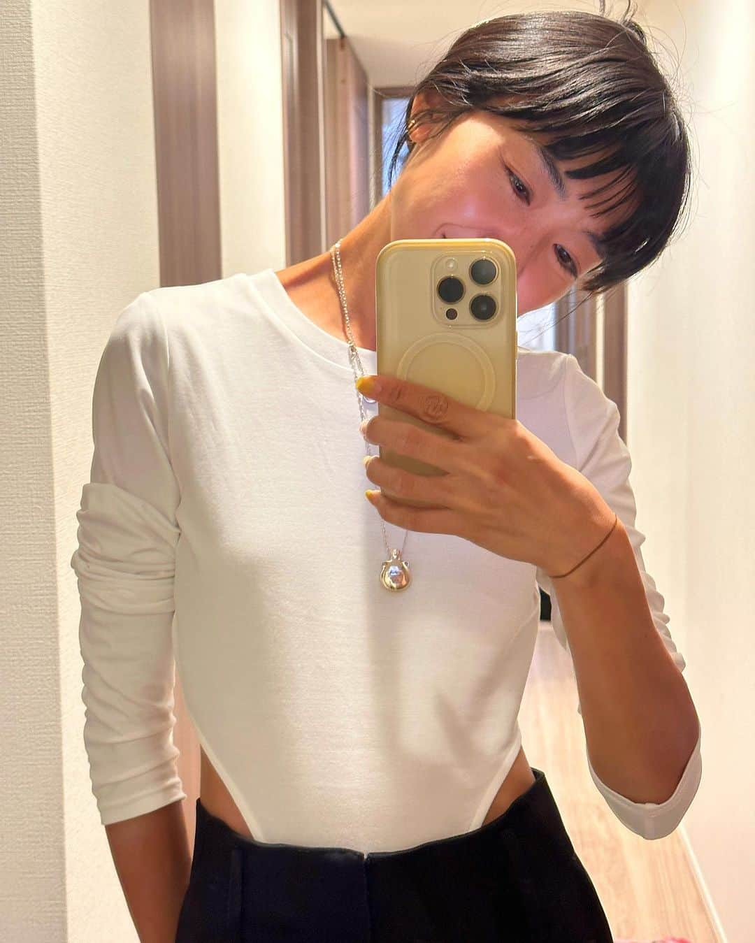 ungrid_yurieのインスタグラム：「私服🍂 穴あき系と薄手なBODYスーツ 似たようなものばかりを展示会で頼んでいたようで 続々と届く秋🌞  #知久カジ #basicks」