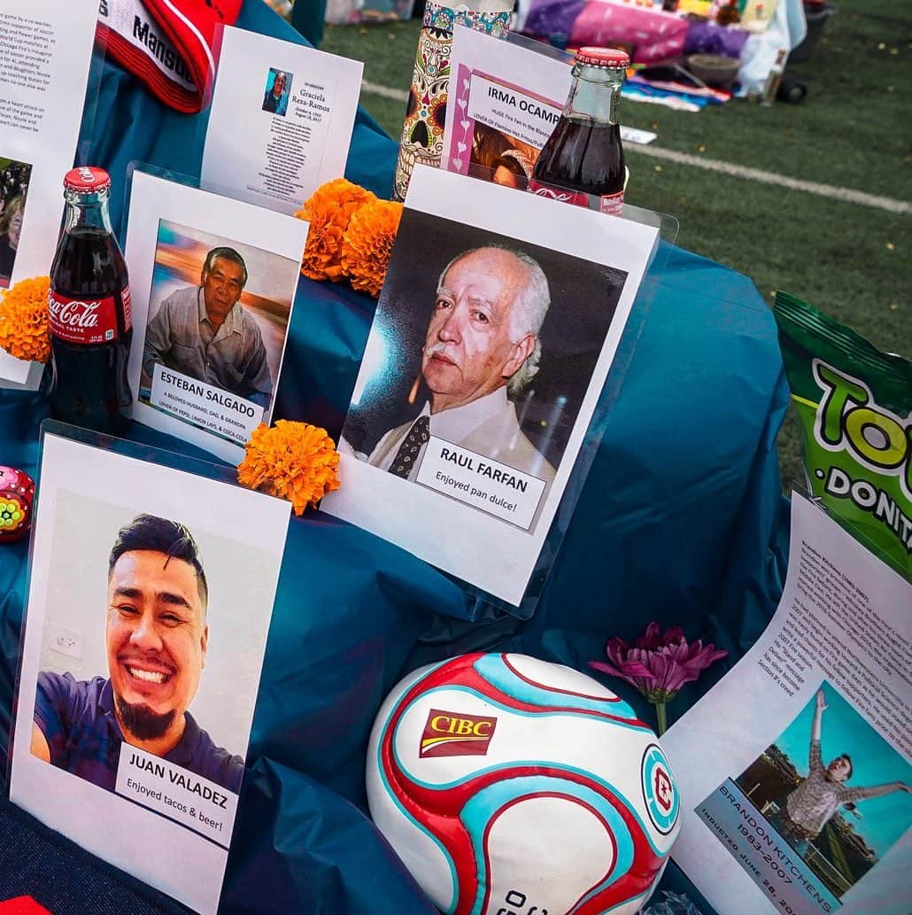 シカゴ・ファイアーさんのインスタグラム写真 - (シカゴ・ファイアーInstagram)「Grateful to have been part of the Día de Muertos Xicágo celebration at the National Museum of Mexican Art, where we created an ofrenda dedicated to the loyal Chicago Fire fans. 🕯️   Your spirit lives on, now and forever.   #cf97 | @explorenmma」11月2日 10時20分 - chicagofire