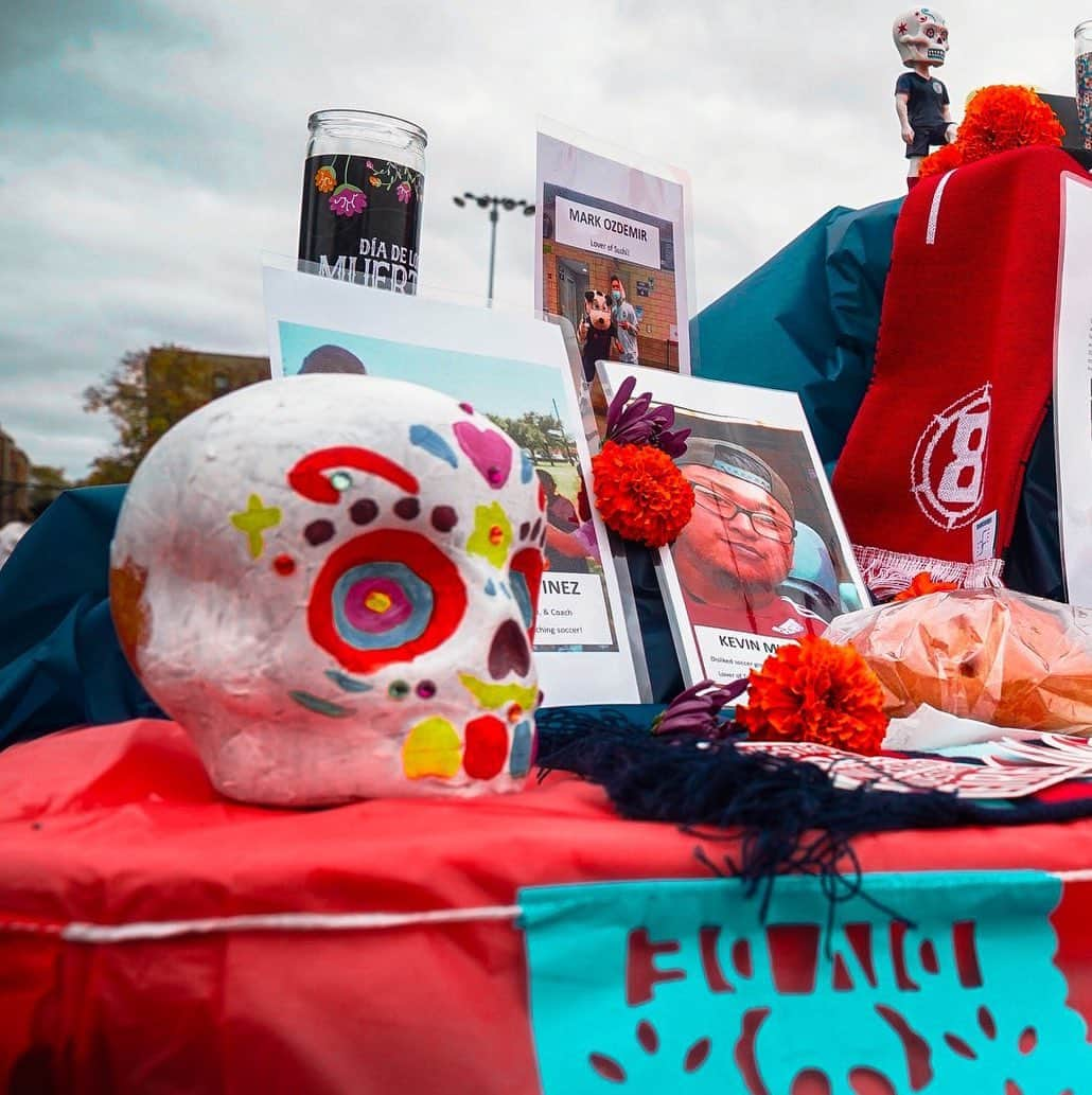 シカゴ・ファイアーさんのインスタグラム写真 - (シカゴ・ファイアーInstagram)「Grateful to have been part of the Día de Muertos Xicágo celebration at the National Museum of Mexican Art, where we created an ofrenda dedicated to the loyal Chicago Fire fans. 🕯️   Your spirit lives on, now and forever.   #cf97 | @explorenmma」11月2日 10時20分 - chicagofire