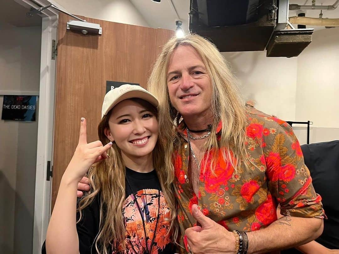 トキのインスタグラム：「Doug Aldrichと一緒に🎸🎸✨  生ダグ、、かっこよすぎました！！！！ また逢える日まで頑張ろう。  #theDeadDaisies #DougAldrich」