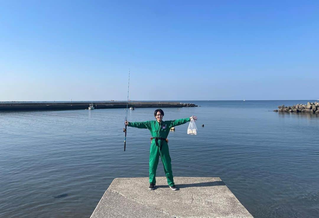 田倉暉久さんのインスタグラム写真 - (田倉暉久Instagram)「海！🌊(;`ｰ´)o／￣￣~    #海  #船釣りデビュー  #船釣り  #カサゴ  #アカハタ  #ササノハベラ  #猫ひた  #fyp  #釣り」11月2日 10時13分 - teru_supafuru