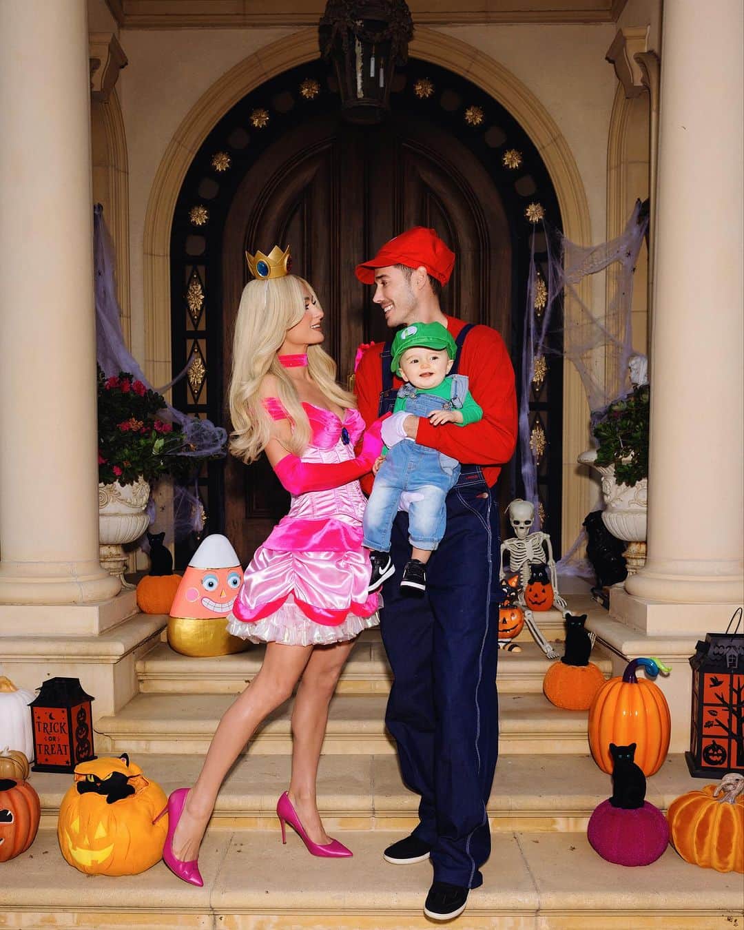パリス・ヒルトンさんのインスタグラム写真 - (パリス・ヒルトンInstagram)「The Mario and Luigi to my Princess Peach 👸🏼 Did we win Halloween?🥇👑🎃🏆」11月2日 10時14分 - parishilton