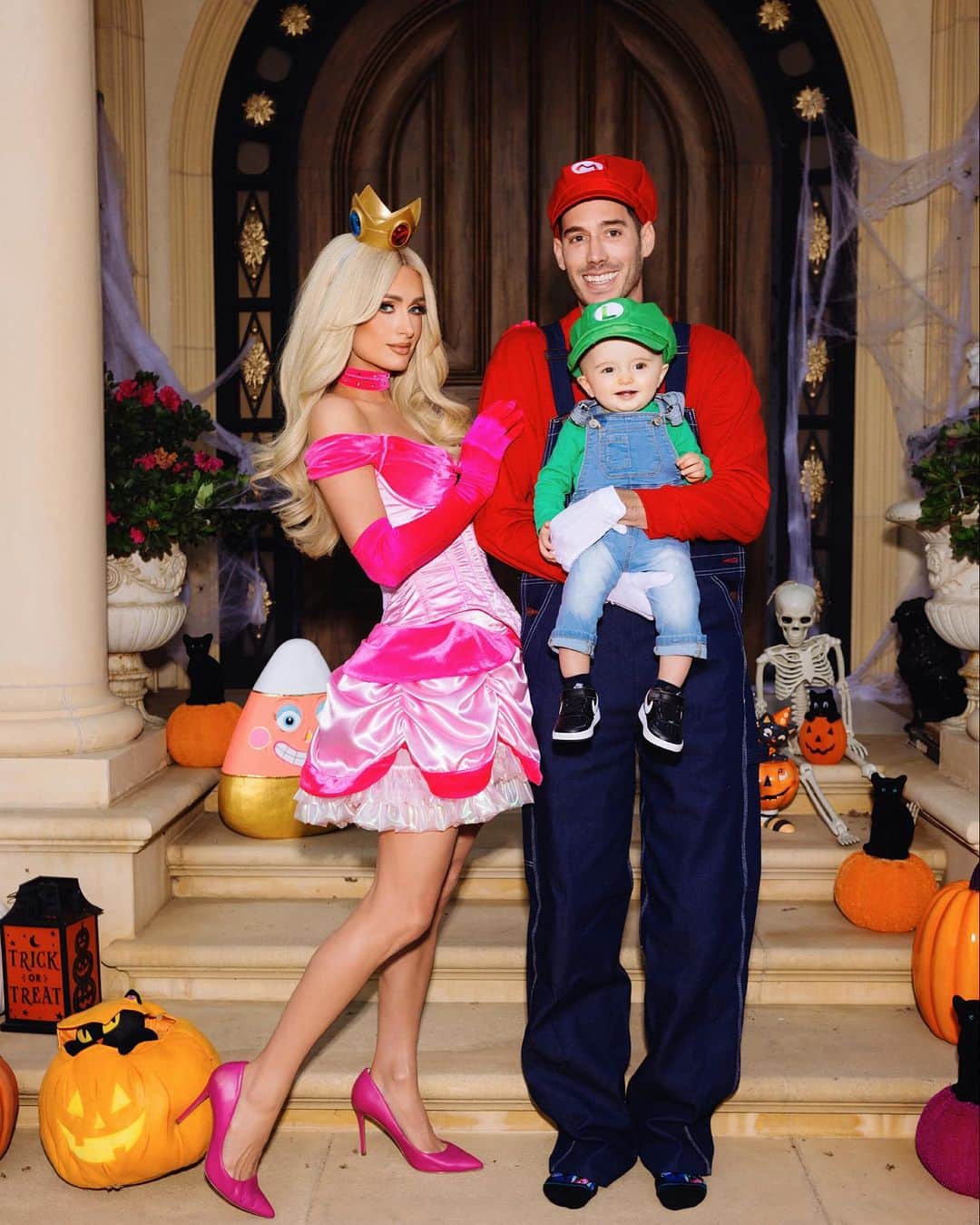 パリス・ヒルトンのインスタグラム：「The Mario and Luigi to my Princess Peach 👸🏼 Did we win Halloween?🥇👑🎃🏆」