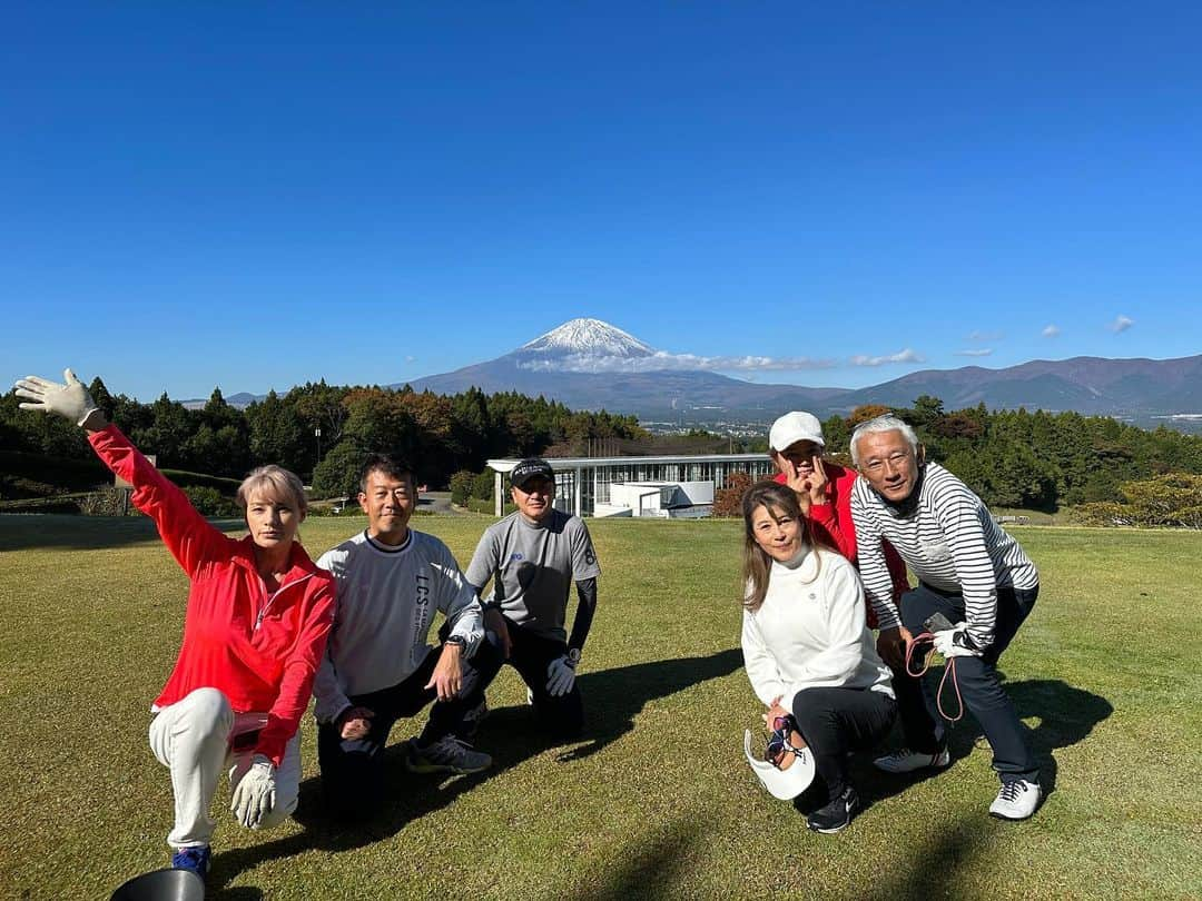 梅宮アンナさんのインスタグラム写真 - (梅宮アンナInstagram)「今回は、御殿場 ギャッビーゴルフクラブへ⛳️ 撮影は、 @hiroomi0914 君 イチニチありがとうございました！ メンバーは、 @waka_udon_sakana_sushi  @tezkacchi  毎度お馴染みの @yuumikoga 💓  こちらのゴルフ場は、 ご覧の様に 乗り物にら乗ってセルフでやります⛳️😊 ファンライダーと言うそうです✨  楽しかった〜 ✌️✌️⛳️  ゴルフの方はかなりの不調だったよ〜⛳️⛳️😆 流石にへこんだ🤣  #御殿場 #ギャッビーゴルフクラブ  #ファンライダー  #富士山  #iphone撮影  #ズボンがゆるゆるで困った」11月2日 10時16分 - annaumemiya