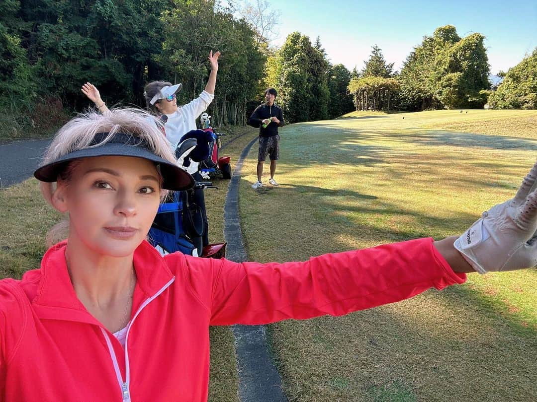 梅宮アンナのインスタグラム：「今回は、御殿場 ギャッビーゴルフクラブへ⛳️ 撮影は、 @hiroomi0914 君 イチニチありがとうございました！ メンバーは、 @waka_udon_sakana_sushi  @tezkacchi  毎度お馴染みの @yuumikoga 💓  こちらのゴルフ場は、 ご覧の様に 乗り物にら乗ってセルフでやります⛳️😊 ファンライダーと言うそうです✨  楽しかった〜 ✌️✌️⛳️  ゴルフの方はかなりの不調だったよ〜⛳️⛳️😆 流石にへこんだ🤣  #御殿場 #ギャッビーゴルフクラブ  #ファンライダー  #富士山  #iphone撮影  #ズボンがゆるゆるで困った」