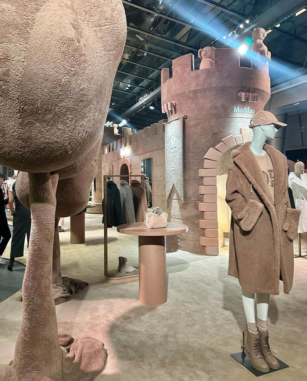 立野リカさんのインスタグラム写真 - (立野リカInstagram)「Thank you @maxmara 🧸 congratulations on the 10th anniversary of the Teddy ✨」11月2日 10時17分 - rikatatsuno