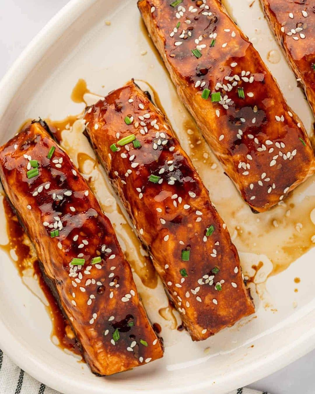 Easy Recipesさんのインスタグラム写真 - (Easy RecipesInstagram)「While you can certainly bake or pan-sear salmon, I prefer to let the air fryer make the process so much easier! Turn this tasty Air Fryer Teriyaki Salmon into a full meal by simply serving it with some white rice, steamed broccoli or serve it with your favorite sides.  Full recipe link in my bio @cookinwithmima  https://www.cookinwithmima.com/air-fryer-teriyaki-salmon/」11月2日 10時18分 - cookinwithmima