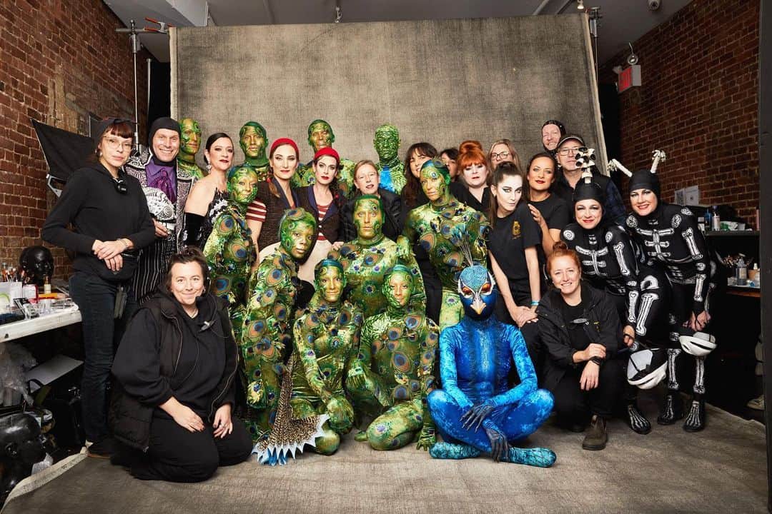 ハイディ・クルムのインスタグラム：「@cirquedusoleil you delivered beyond expectations.❤️❤️❤️❤️❤️😘😘😘😘😘 Your creativity and excellence allows the world to dream and believe in miracles!!   I have always been a fan. Thank you for this unforgettable moment for me 🥰 🦚  @michelcirque @cigarboxjuggler @will__underwood @masonavich @Kyran__Lee @justgrigorthings @circussaffi @myriamderaiche @circusam87 @valeriedoucet_11 @Circuslipstick @Lisamarie_charron @Marysegosselin_mua @Van.ash @mc.vaillancourt @jsgagnonmtl @rosalie_mmm @amelie_robitaille @mncaron1 @chrisbower76」