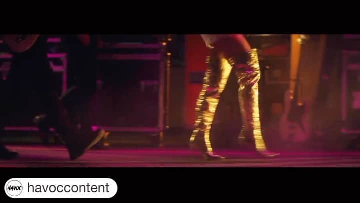 キャリー・アンダーウッドのインスタグラム：「#Repost @havoccontent ・・・ In our latest campaign for Allegiant Air, Director @SantiagoSalviche designed nine custom worlds in Unreal Engine, from Nashville to Checotah, OK. The mission was to craft an immersive visual narrative across unique locations in record time, embracing the power of virtual production.  Thanks to the vision and strategy of our friends @RRpartners and the amazing support from @AllegiantAir.  We created an incredible campaign with award-winning singer & actress @CarrieUnderwood, embarking on a captivating journey, representing a different walk of her life.    Airing last night for the first-time during Prime time, Thursday Night Football.   We are working on our next 2 spots before the big game at Allegiant Stadium in February 2024 🏈  Stay tuned!  𝐂𝐫𝐞𝐝𝐢𝐭𝐬:  Director @santiagosalviche DP @robwittdidit Production @havoccontent Executive Producer @leslieharro AD @the_set_whisperer Marcus Scigliano  Production Designer @jaceford Line producer @kathcorleone Editor @kschowengerdt Color @bryansmaller @company_3 Beauty @method_studios Virtual Studio @vu.network Las Vegas Creative Director robinbarrow  Unreal Engine Designer BTS @eyesqueeze @martino.guadalupe  Reps @deirdrerymer @lisag_reps  . . . . . . #allegiant #allegiantair #allegiantstadium #carrieunderwood #superbowl #superbowlcommercials #havoccontent #unrealengine #TNF #productioncompany #womanowned #womanownedandoperated #latinaowned #directors #fridayfeeling #superbowl2024」