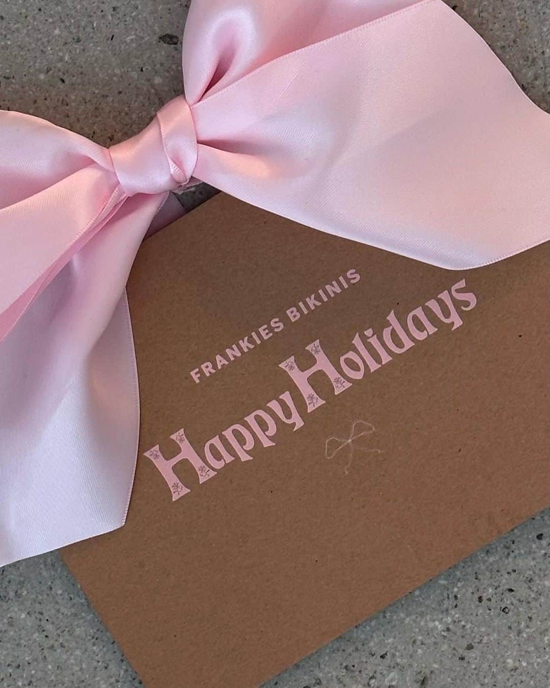 FRANKIES BIKINISさんのインスタグラム写真 - (FRANKIES BIKINISInstagram)「‘tis the season 🎀 the gift shop is open + our holiday thermals have been restocked at 25% off」11月2日 4時59分 - frankiesbikinis