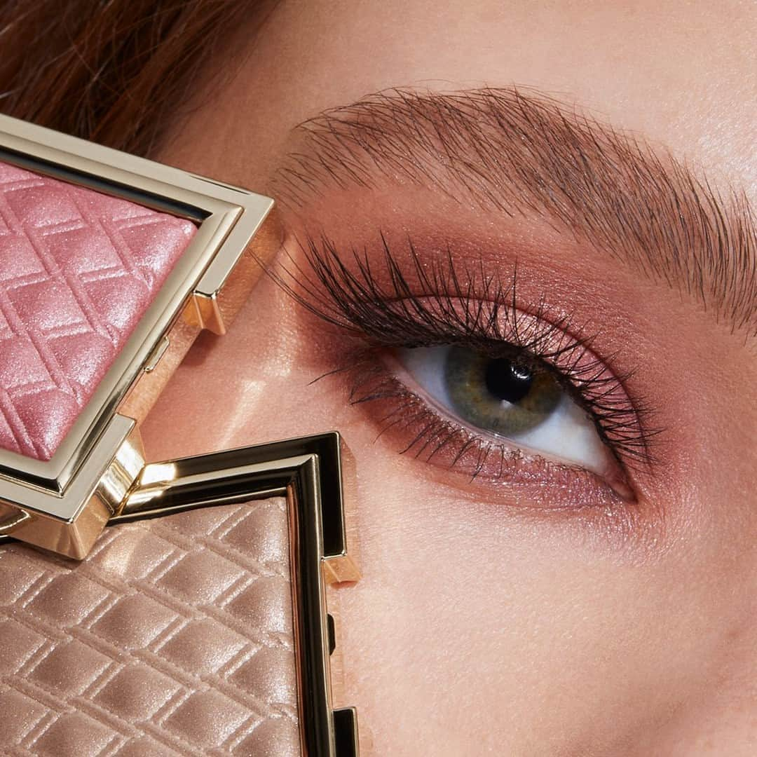 KIKO MILANOさんのインスタグラム写真 - (KIKO MILANOInstagram)「Indulge in the shimmering allure of the season with our #KIKOHolidayPremiere Metallic Eyeshadow and make your Christmas look timeless and radiant! ✨ Available in 4 trendy shades, discover them now online and in stores! ⁣ ⁣ #KIKOEyes #eyeshadowlook #makeupideas #shinyeyes #glittereyeshadow⁣ ⁣ Metallic Eyeshadow 02 -  Dreamy Eyeshadow Palette - Volume & Curl Mascara - Lengthening False Eyelashes⁣」11月2日 5時00分 - kikomilano