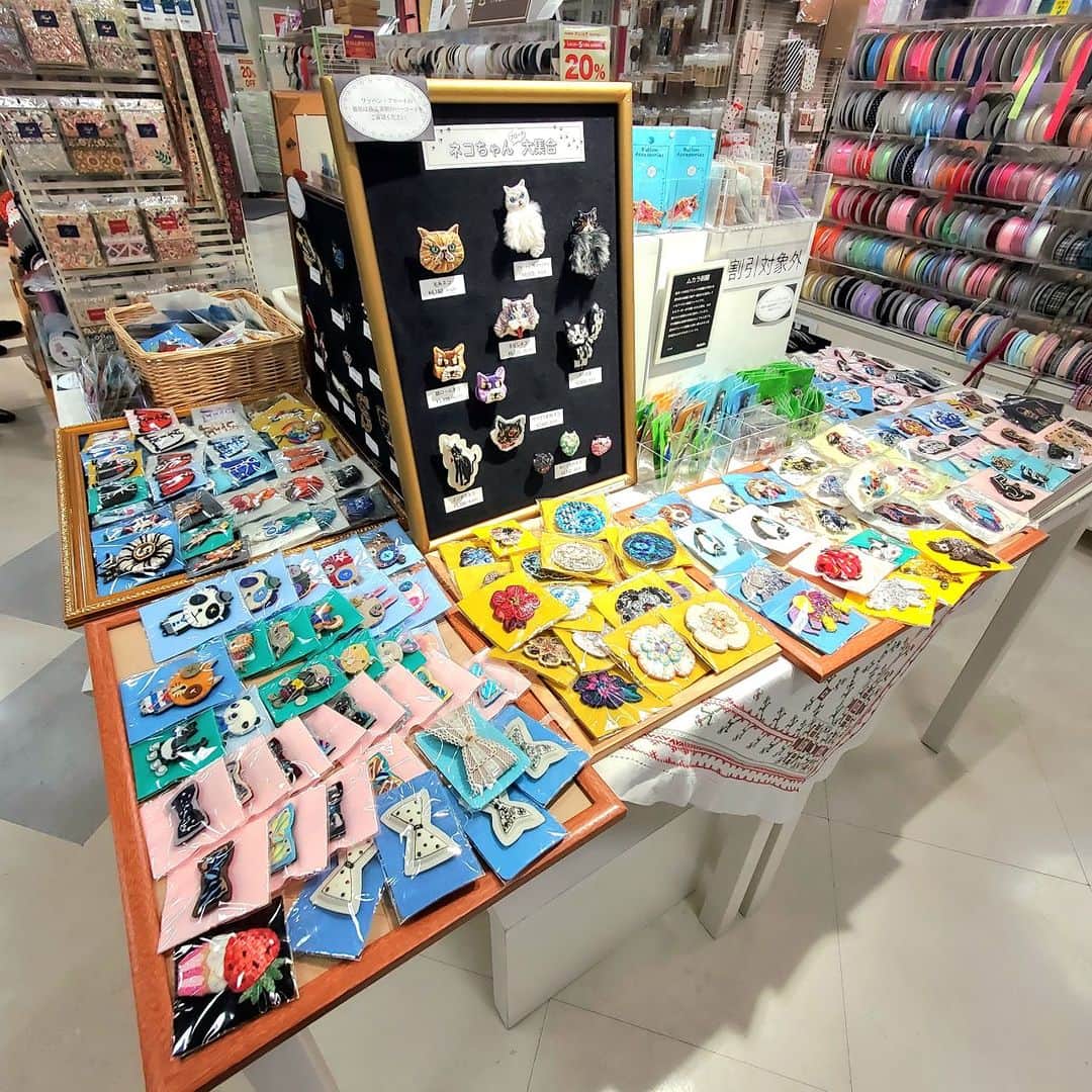 オカダヤ新宿本店コンシェルジュさんのインスタグラム写真 - (オカダヤ新宿本店コンシェルジュInstagram)「ムカラ刺繍フェア開催中♪ ただいま新宿オカダヤ本店服飾館4階では ムカラ刺繍フェアを開催中です。  ■□━━━━━━━━━━━━━━□■ 　 ムカラ刺繍フェア in 新宿オカダヤ本店  ●開催期間：2023年10月21日(土)〜2023年12月24日(日) ●開催店舗：新宿オカダヤ本店 　　　　　　服飾館4階Bフロア 服飾雑貨売場  ■□━━━━━━━━━━━━━━□■  過去何度もPOPUPイベントを開催している ムカラ刺繍。 今回もユニークで可愛いブローチ達を沢山ご用意いたしました☆ POPUPスペースにみっちりと並んでいる光景は壮観です……！  動物だけでもコミカルなもの、 リアルなもの、様々なテイストがあり見ているだけでも楽くなります♪ 猫好きの皆様必見のラインナップもございます(*ΦωΦ*)  ブローチはありそうでないユニークなデザインから、 コーデに合わせやすいお花モチーフまで バリエーションの豊富さもおすすめポイント✲*  ボタンにつける刺繍アクセサリーも。 ワンポイントにおススメのアイテムです！  期間中にはラインナップの入れ替えを予定しております♪ お立ち寄りいただく度に、新しい出会いがあるかも……？  10/21(土)に配信した、フェア開催記念 インスタライブアーカイブも合わせて ご視聴くださいませ。  ぜひ店頭にて繊細で緻密なムカラ刺繍をご覧下さい♪ 皆様のご来店をお待ちしております！  ************* #新宿オカダヤ #オカダヤ #okadaya #新宿オカダヤ本店  @rakam_shishuu #ムカラ刺繍 #ムカラ刺繍フェア #刺繍 #刺繍アクセサリー #刺繍ブローチ #ブローチ #ブローチ部 #立体刺繍アクセサリー #embroidery #brooch」11月2日 5時00分 - shinjuku_okadaya