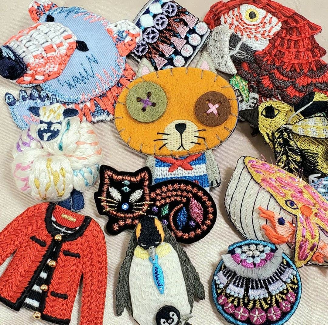オカダヤ新宿本店コンシェルジュさんのインスタグラム写真 - (オカダヤ新宿本店コンシェルジュInstagram)「ムカラ刺繍フェア開催中♪ ただいま新宿オカダヤ本店服飾館4階では ムカラ刺繍フェアを開催中です。  ■□━━━━━━━━━━━━━━□■ 　 ムカラ刺繍フェア in 新宿オカダヤ本店  ●開催期間：2023年10月21日(土)〜2023年12月24日(日) ●開催店舗：新宿オカダヤ本店 　　　　　　服飾館4階Bフロア 服飾雑貨売場  ■□━━━━━━━━━━━━━━□■  過去何度もPOPUPイベントを開催している ムカラ刺繍。 今回もユニークで可愛いブローチ達を沢山ご用意いたしました☆ POPUPスペースにみっちりと並んでいる光景は壮観です……！  動物だけでもコミカルなもの、 リアルなもの、様々なテイストがあり見ているだけでも楽くなります♪ 猫好きの皆様必見のラインナップもございます(*ΦωΦ*)  ブローチはありそうでないユニークなデザインから、 コーデに合わせやすいお花モチーフまで バリエーションの豊富さもおすすめポイント✲*  ボタンにつける刺繍アクセサリーも。 ワンポイントにおススメのアイテムです！  期間中にはラインナップの入れ替えを予定しております♪ お立ち寄りいただく度に、新しい出会いがあるかも……？  10/21(土)に配信した、フェア開催記念 インスタライブアーカイブも合わせて ご視聴くださいませ。  ぜひ店頭にて繊細で緻密なムカラ刺繍をご覧下さい♪ 皆様のご来店をお待ちしております！  ************* #新宿オカダヤ #オカダヤ #okadaya #新宿オカダヤ本店  @rakam_shishuu #ムカラ刺繍 #ムカラ刺繍フェア #刺繍 #刺繍アクセサリー #刺繍ブローチ #ブローチ #ブローチ部 #立体刺繍アクセサリー #embroidery #brooch」11月2日 5時00分 - shinjuku_okadaya