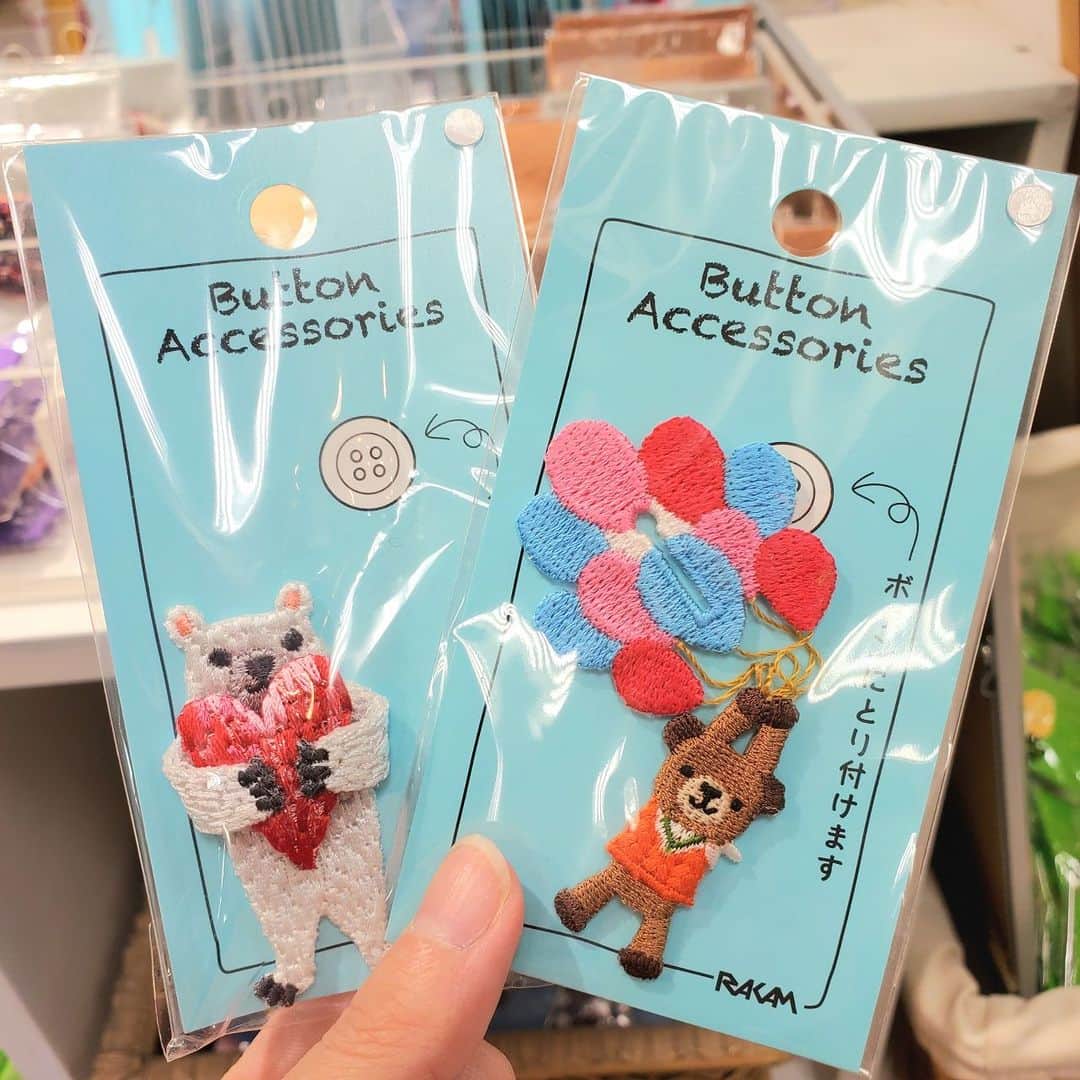 オカダヤ新宿本店コンシェルジュさんのインスタグラム写真 - (オカダヤ新宿本店コンシェルジュInstagram)「ムカラ刺繍フェア開催中♪ ただいま新宿オカダヤ本店服飾館4階では ムカラ刺繍フェアを開催中です。  ■□━━━━━━━━━━━━━━□■ 　 ムカラ刺繍フェア in 新宿オカダヤ本店  ●開催期間：2023年10月21日(土)〜2023年12月24日(日) ●開催店舗：新宿オカダヤ本店 　　　　　　服飾館4階Bフロア 服飾雑貨売場  ■□━━━━━━━━━━━━━━□■  過去何度もPOPUPイベントを開催している ムカラ刺繍。 今回もユニークで可愛いブローチ達を沢山ご用意いたしました☆ POPUPスペースにみっちりと並んでいる光景は壮観です……！  動物だけでもコミカルなもの、 リアルなもの、様々なテイストがあり見ているだけでも楽くなります♪ 猫好きの皆様必見のラインナップもございます(*ΦωΦ*)  ブローチはありそうでないユニークなデザインから、 コーデに合わせやすいお花モチーフまで バリエーションの豊富さもおすすめポイント✲*  ボタンにつける刺繍アクセサリーも。 ワンポイントにおススメのアイテムです！  期間中にはラインナップの入れ替えを予定しております♪ お立ち寄りいただく度に、新しい出会いがあるかも……？  10/21(土)に配信した、フェア開催記念 インスタライブアーカイブも合わせて ご視聴くださいませ。  ぜひ店頭にて繊細で緻密なムカラ刺繍をご覧下さい♪ 皆様のご来店をお待ちしております！  ************* #新宿オカダヤ #オカダヤ #okadaya #新宿オカダヤ本店  @rakam_shishuu #ムカラ刺繍 #ムカラ刺繍フェア #刺繍 #刺繍アクセサリー #刺繍ブローチ #ブローチ #ブローチ部 #立体刺繍アクセサリー #embroidery #brooch」11月2日 5時00分 - shinjuku_okadaya