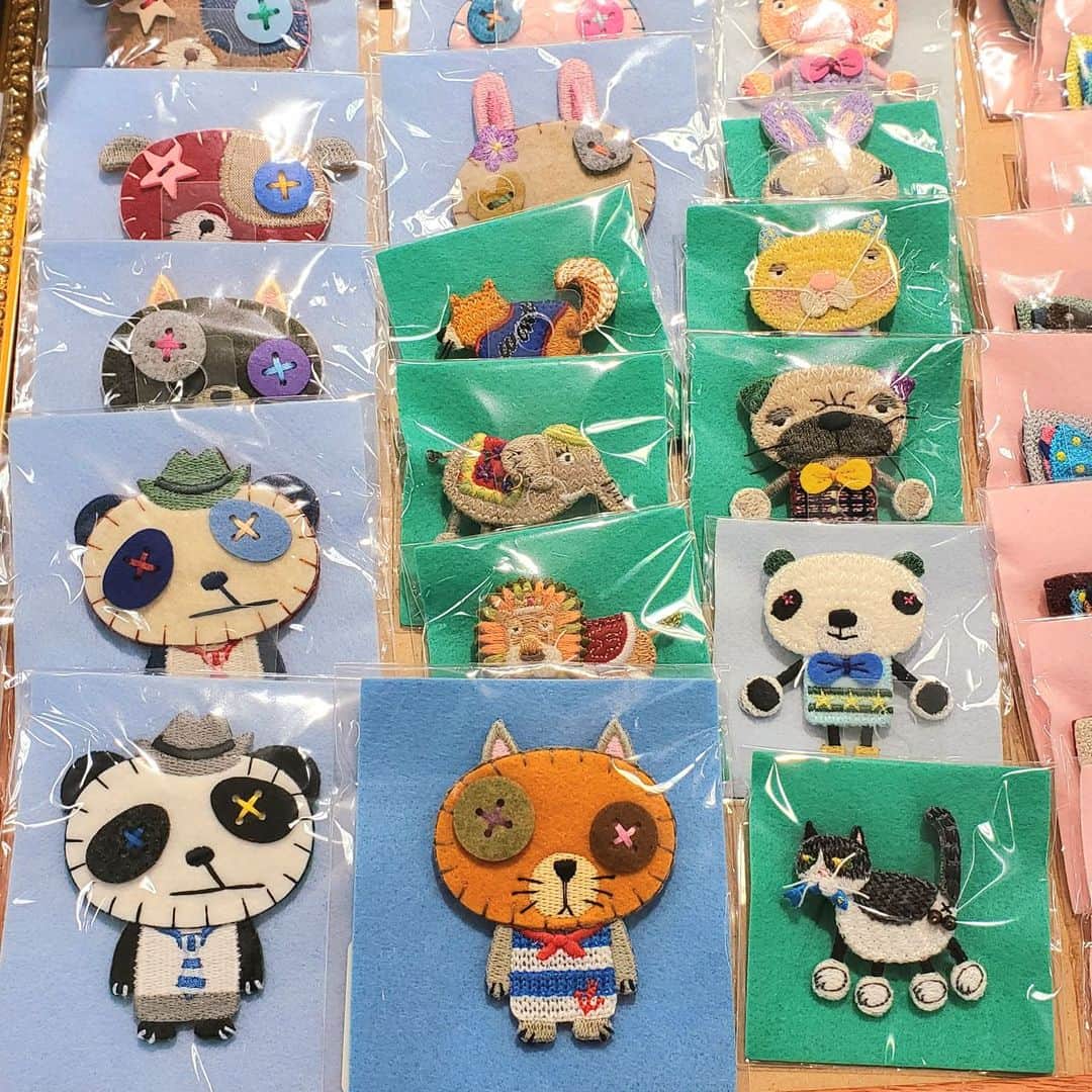 オカダヤ新宿本店コンシェルジュさんのインスタグラム写真 - (オカダヤ新宿本店コンシェルジュInstagram)「ムカラ刺繍フェア開催中♪ ただいま新宿オカダヤ本店服飾館4階では ムカラ刺繍フェアを開催中です。  ■□━━━━━━━━━━━━━━□■ 　 ムカラ刺繍フェア in 新宿オカダヤ本店  ●開催期間：2023年10月21日(土)〜2023年12月24日(日) ●開催店舗：新宿オカダヤ本店 　　　　　　服飾館4階Bフロア 服飾雑貨売場  ■□━━━━━━━━━━━━━━□■  過去何度もPOPUPイベントを開催している ムカラ刺繍。 今回もユニークで可愛いブローチ達を沢山ご用意いたしました☆ POPUPスペースにみっちりと並んでいる光景は壮観です……！  動物だけでもコミカルなもの、 リアルなもの、様々なテイストがあり見ているだけでも楽くなります♪ 猫好きの皆様必見のラインナップもございます(*ΦωΦ*)  ブローチはありそうでないユニークなデザインから、 コーデに合わせやすいお花モチーフまで バリエーションの豊富さもおすすめポイント✲*  ボタンにつける刺繍アクセサリーも。 ワンポイントにおススメのアイテムです！  期間中にはラインナップの入れ替えを予定しております♪ お立ち寄りいただく度に、新しい出会いがあるかも……？  10/21(土)に配信した、フェア開催記念 インスタライブアーカイブも合わせて ご視聴くださいませ。  ぜひ店頭にて繊細で緻密なムカラ刺繍をご覧下さい♪ 皆様のご来店をお待ちしております！  ************* #新宿オカダヤ #オカダヤ #okadaya #新宿オカダヤ本店  @rakam_shishuu #ムカラ刺繍 #ムカラ刺繍フェア #刺繍 #刺繍アクセサリー #刺繍ブローチ #ブローチ #ブローチ部 #立体刺繍アクセサリー #embroidery #brooch」11月2日 5時00分 - shinjuku_okadaya