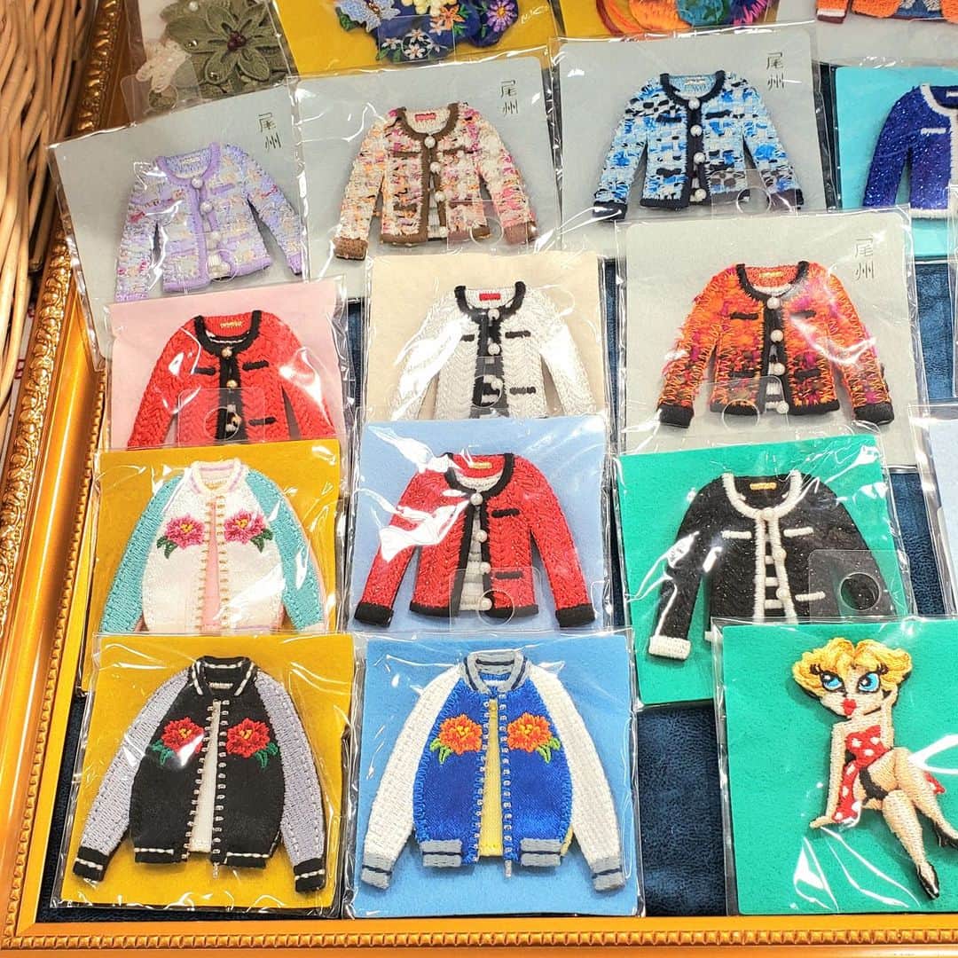 オカダヤ新宿本店コンシェルジュさんのインスタグラム写真 - (オカダヤ新宿本店コンシェルジュInstagram)「ムカラ刺繍フェア開催中♪ ただいま新宿オカダヤ本店服飾館4階では ムカラ刺繍フェアを開催中です。  ■□━━━━━━━━━━━━━━□■ 　 ムカラ刺繍フェア in 新宿オカダヤ本店  ●開催期間：2023年10月21日(土)〜2023年12月24日(日) ●開催店舗：新宿オカダヤ本店 　　　　　　服飾館4階Bフロア 服飾雑貨売場  ■□━━━━━━━━━━━━━━□■  過去何度もPOPUPイベントを開催している ムカラ刺繍。 今回もユニークで可愛いブローチ達を沢山ご用意いたしました☆ POPUPスペースにみっちりと並んでいる光景は壮観です……！  動物だけでもコミカルなもの、 リアルなもの、様々なテイストがあり見ているだけでも楽くなります♪ 猫好きの皆様必見のラインナップもございます(*ΦωΦ*)  ブローチはありそうでないユニークなデザインから、 コーデに合わせやすいお花モチーフまで バリエーションの豊富さもおすすめポイント✲*  ボタンにつける刺繍アクセサリーも。 ワンポイントにおススメのアイテムです！  期間中にはラインナップの入れ替えを予定しております♪ お立ち寄りいただく度に、新しい出会いがあるかも……？  10/21(土)に配信した、フェア開催記念 インスタライブアーカイブも合わせて ご視聴くださいませ。  ぜひ店頭にて繊細で緻密なムカラ刺繍をご覧下さい♪ 皆様のご来店をお待ちしております！  ************* #新宿オカダヤ #オカダヤ #okadaya #新宿オカダヤ本店  @rakam_shishuu #ムカラ刺繍 #ムカラ刺繍フェア #刺繍 #刺繍アクセサリー #刺繍ブローチ #ブローチ #ブローチ部 #立体刺繍アクセサリー #embroidery #brooch」11月2日 5時00分 - shinjuku_okadaya