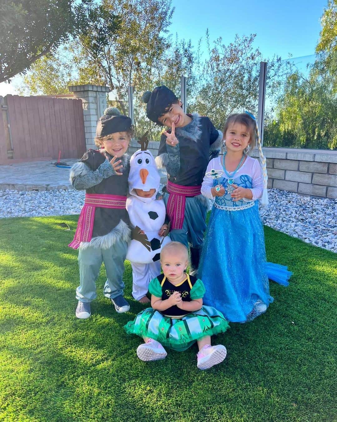 Disneyさんのインスタグラム写真 - (DisneyInstagram)「We LOVED seeing all your Disney and Pixar inspired Halloween costumes! 🎃 Which of your favorite characters do you plan to dress up as next year?  📸: @laurawelshcook @krystaleverdeen @allthingsdesamours @colormemagic @keikolynn @lillyinthewild @thearistobear @witneycarson @carson.mcallister @yvetteg23」11月2日 5時30分 - disney