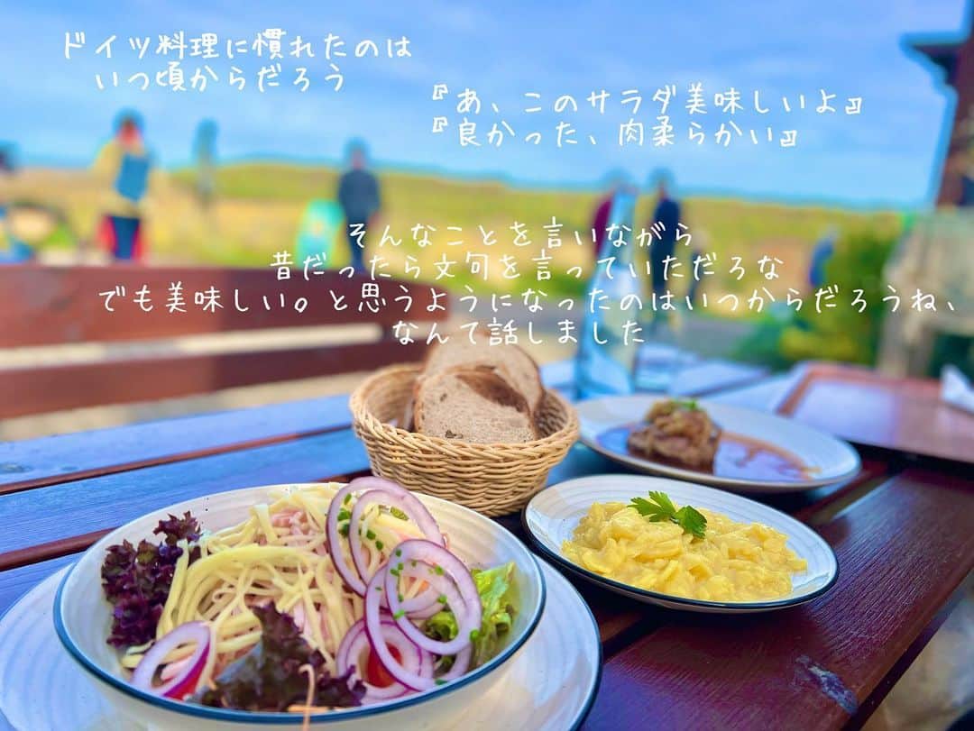 原口るりこさんのインスタグラム写真 - (原口るりこInstagram)「. . 【南ドイツ、丘の上のぽつんと一軒家… の裏のぶどう畑の紅葉を見ながらお散歩🍁】 . . 家がある丘の裏側のぶどう畑を通り 毎日チームへ通う🐏さん🍇 . 『ぶどう畑、今きれいだよ』 . と最近は帰宅するたびに言っていました。 . . 雨の日が続いていて 久しぶりに晴れた祝日の朝、 早起きしておにぎり、シュトーレン、コーヒーを持って 散歩に行きました🍁 . . ぶどう畑の紅葉ははじめてでした。 . 畑を縫うように歩くと 近くで見るぶどうの葉は 昨夜の雨が朝日に照らされ輝いていました。 その奥に映り込む向かい側の丘のぶどう畑の紅葉は 母の言葉を借りると『パッチワークのよう』で、 可愛らしくも感じました🍁 . . そろそろえならぴの大好きなりんごは 落ちていないかなと思ったのですが、 もう少しだけ 彼らの楽しみは続きそうです🍎 . . ところでドイツでは 握りこぶしくらいのりんごを 丸かじりしながら歩く人をよく見かけます。 山や丘の上でも、 頂上に着きリュックから徐に取り出すものは りんごの確率が非常に高い✨ . . 健康のためなのか 自然のもの（お菓子より果物）を愛しているからか （ドイツはbioのものも非常に多い） それか持ち運びも用意も簡単だからか？笑 （ドイツ人は効率的に物事を考えている方が多い） それとも ラップやジップロックのようなプラスチックを 自然のためになるべく使わないように気をつけている方が多いからか。 #どちらにしろ #見習いたいことがたくさん #ドイツ人の多くは愛を持って自然と接している . . 少しずつドイツに馴染んできたようで、 まだまだ知りたいこと教わりたいことは 増えるばかりです🍁 . . . . 秋の南ドイツを歩きながら 考えたことをひとつふたつ、、🍁 . . . みなさんは最近、秋の自然の中を 歩きましたか？ どんなことを考えて歩いているのだろう 良かったら共有してください☺️ #良い秋を」11月2日 5時03分 - ruriko_haraguchi24