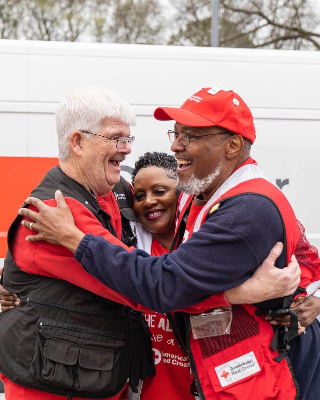 ネーブ・キャンベルのインスタグラム：「Stop and read this full circle moment. 🥹  Last December, Bettye Brewer was at home with her family when their smoke alarms went off. “Everybody automatically ran downstairs to check and see where it was coming from,” Betty said. “We didn't see any fire, so we thought it was the Christmas tree.”  Once they learned that the fire had engulfed their garage, they quickly escaped their home as neighbors nearby helped call 911.   The smoke alarms that helped save Bettye and her family’s lives were installed just two months earlier by Red Cross volunteers Robert Jay Wortley and Mike Turner during a Sound the Alarm event. To Bettye’s surprise, they were also the volunteers who responded to the fire and provided immediate assistance to her and her family.  “I didn't know what I was going to do that night,” she said. “But they came out, and they gave me a hug and told me it's going to be okay.”  In the days following the fire, Robert and Mike continued to check on Bettye to ensure she had what she needed to navigate her recovery.   Two months after the fire, Bettye paid it forward and volunteered at a Sound the Alarm event in Selma, Alabama, with the same two volunteers who helped save her life through smoke alarms — Robert and Mike. ❤️  #HomeFire #EndHomeFires #FireSafety #RedCross」