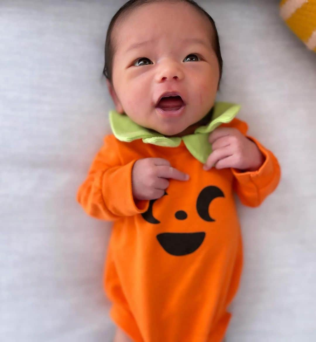 鮎河ナオミのインスタグラム：「Happy 1st Halloween🎃👻🧡  #1sthalloween #happyhalloween #babysunny」