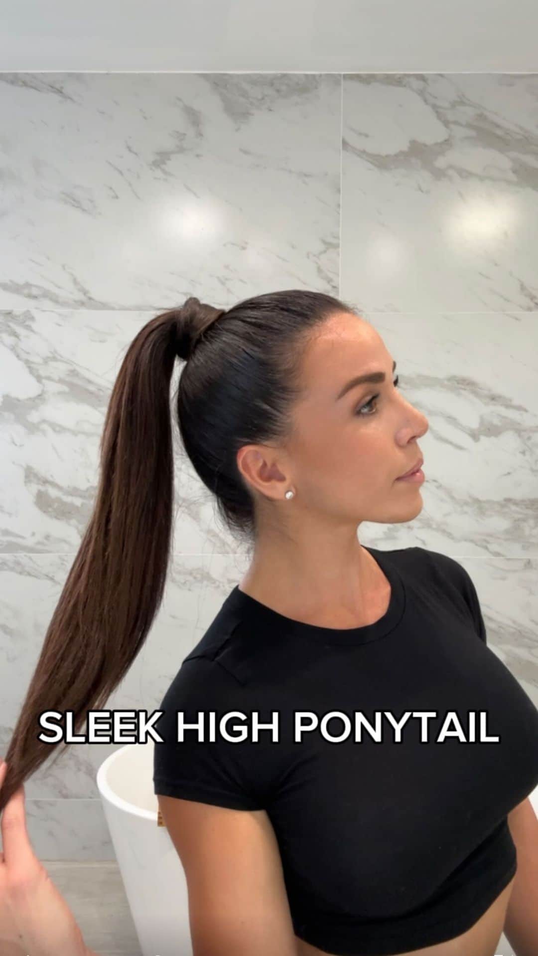 Ainsley Rodriguezのインスタグラム：「10 MIN SLEEK HIGH PONYTAIL . Perfect hairstyle for those dirty hair days! . This is my go-to and so easy and simple 🥰 . #hairtutorial」