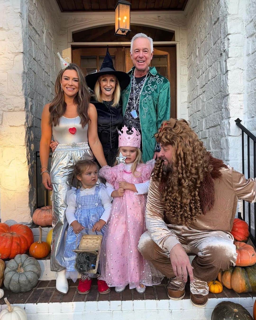 ブルット・ヤングのインスタグラム：「“Mom, I don’t think we’re in Kansas anymore.”  #halloween #wizardofoz #family」