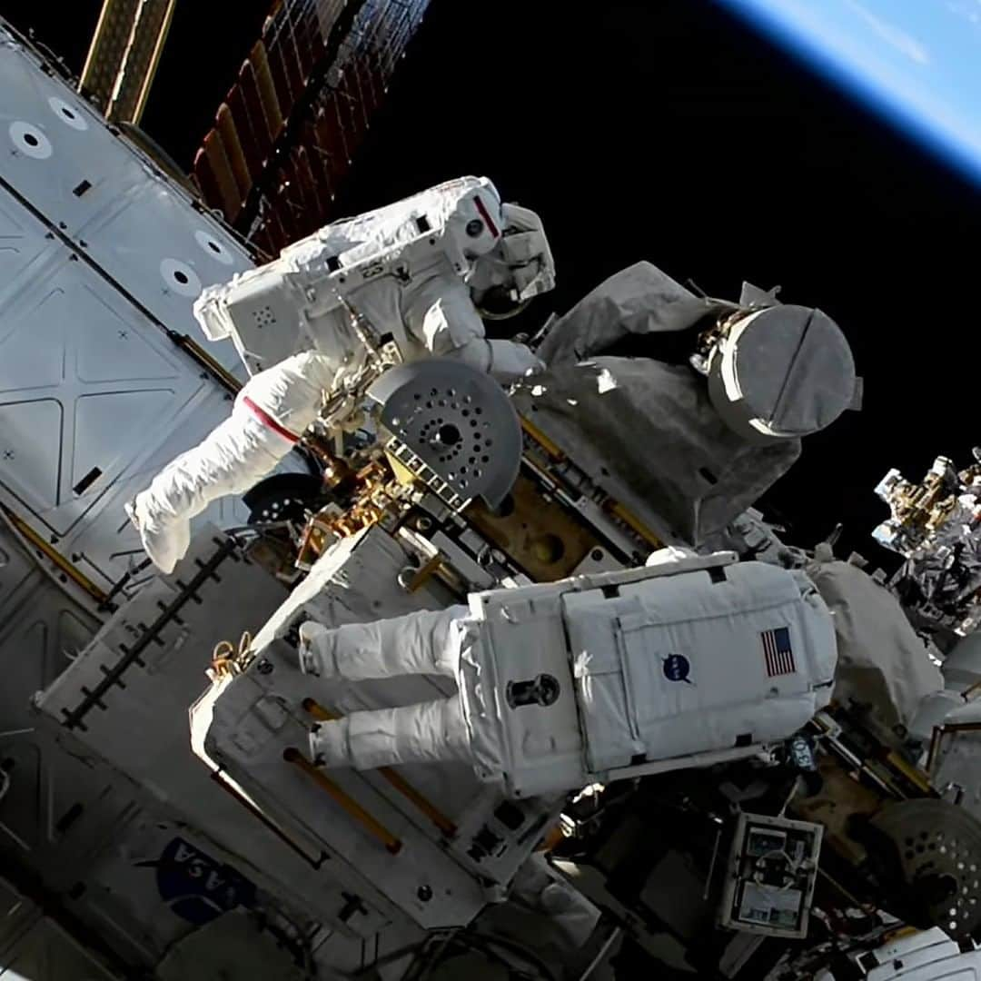 国際宇宙ステーションのインスタグラム：「NASA astronauts Jasmin Moghbeli (top) and Loral O’Hara (bottom) concluded their spacewalk today at 2:47 p.m. EDT after 6 hours and 42 minutes. The duo replaced one of the 12 trundle bearing assemblies on the port solar alpha rotary joint, which allows the arrays to track the Sun and generate electricity to power the station.  The astronauts had planned to remove and stow a communications electronics box called the Radio Frequency Group, but there was not enough time during the spacewalk to complete the work. The duo lifted some multilayer insulation to make a better assessment of how to approach the job before replacing the insulation and deferring the task to a future spacewalk.  #nasa #astronaut #walk #spacewalk #suit #spacesuit #international #space #station」