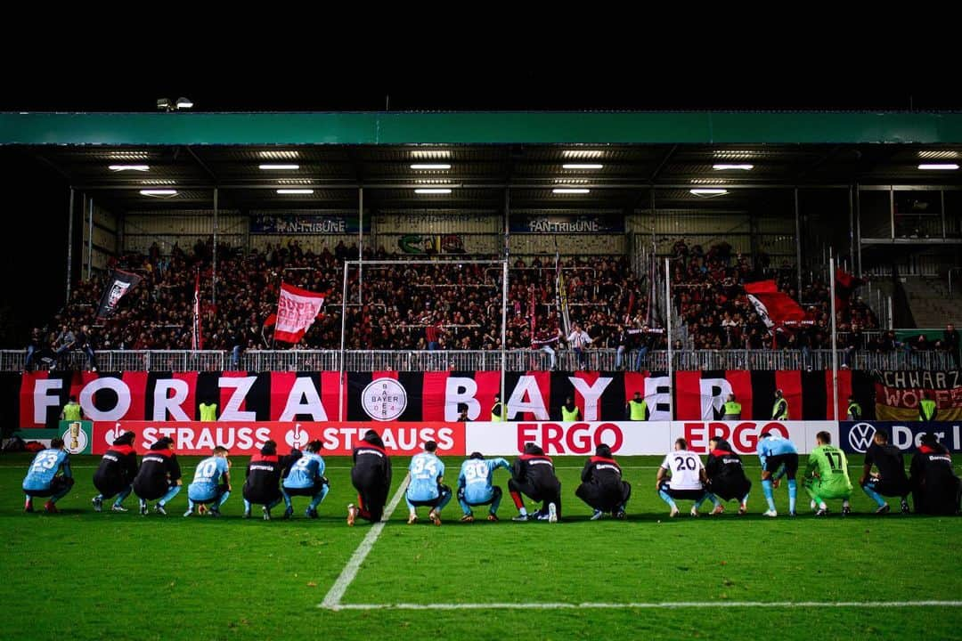 グラニト・ジャカのインスタグラム：「Amazing support in the Cup tonight 🙌  Nächste Runde: wir sind dabei ❤️🖤 #GX34 #werkself」