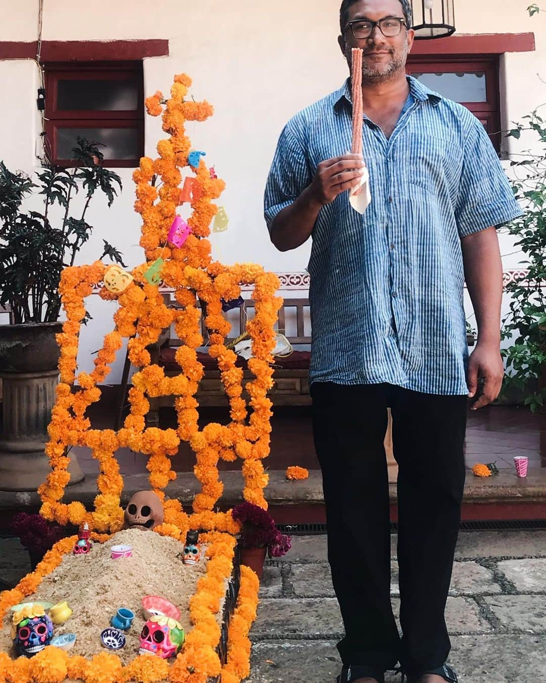 トームのインスタグラム：「Holding a churro on #DiaDeLosMuertos in #Michoacan #Mexico from 2 years ago #DayOfTheDead」