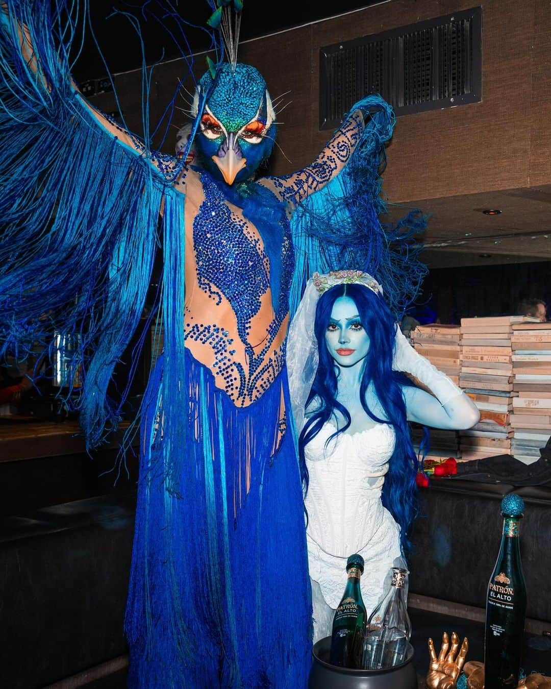 ベッキーGのインスタグラム：「💙 HAPPY HEIDIWEEN 💙 So much fun celebrating with PATRÓN EL ALTO and the queen of Halloween herself 🫶🏽 #PatronPartner #PatronxBeckyG #HeidiHalloween2023」