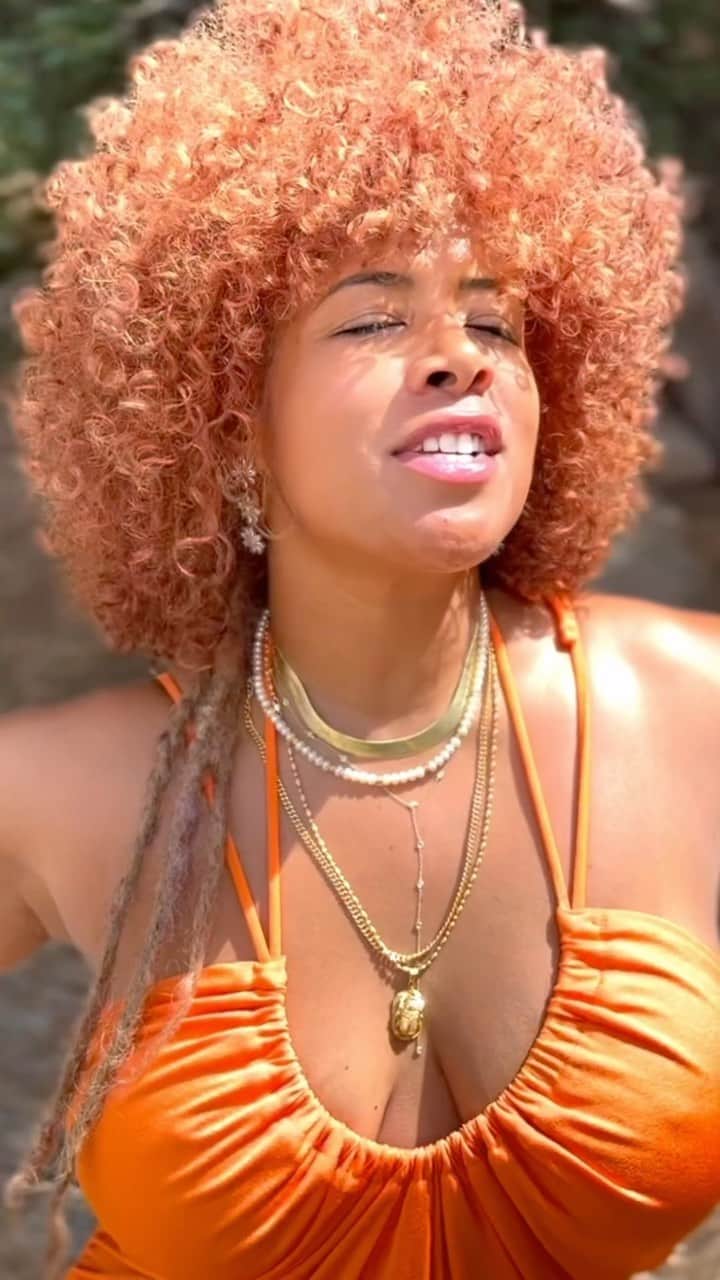 ケリスのインスタグラム：「Farm fashion! ORANGE 🍊!!! 😉❤️」