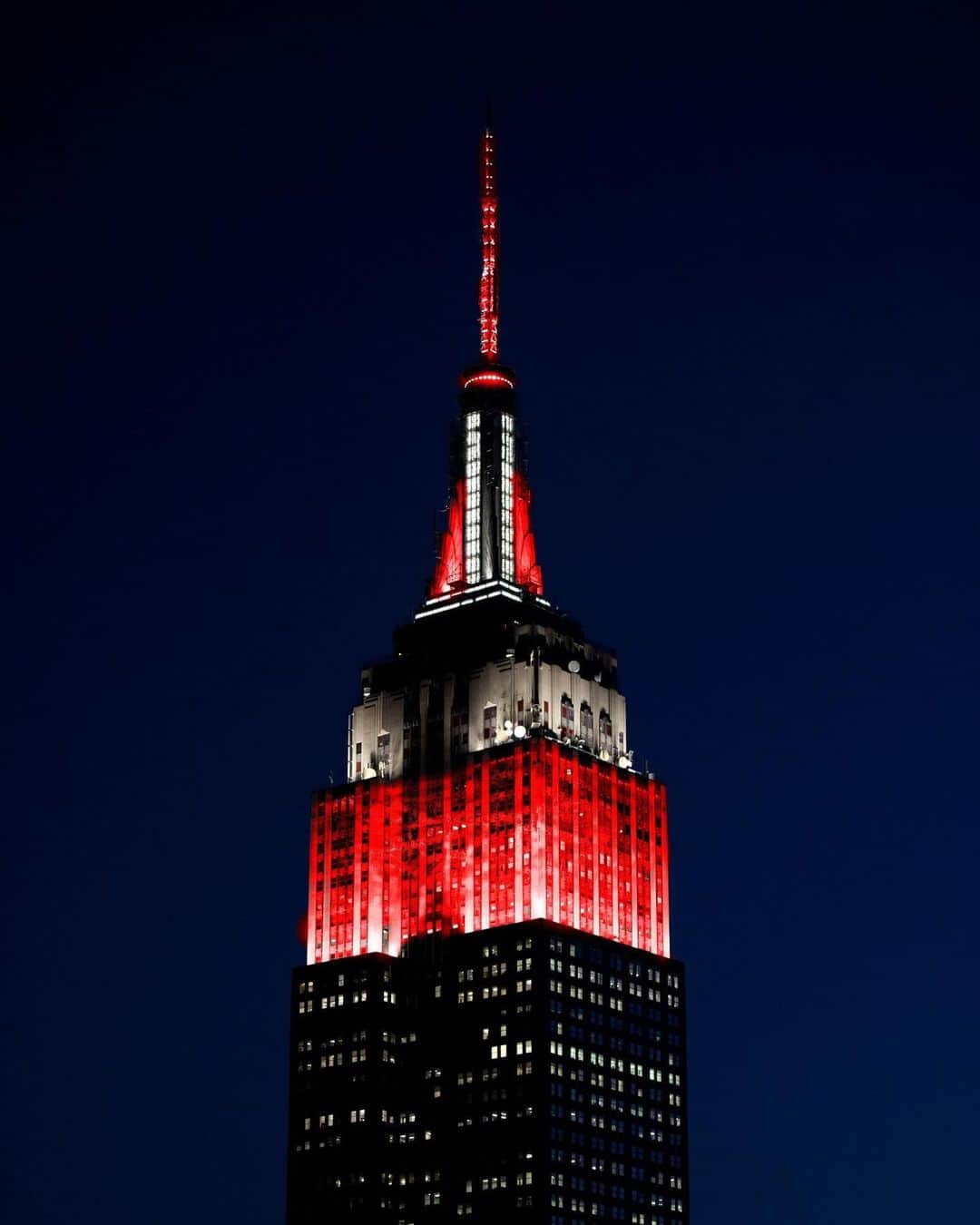 Empire State Buildingのインスタグラム：「Shining red and white in partnership with the New York Landmarks Conservancy in celebration of their 50th Anniversary」