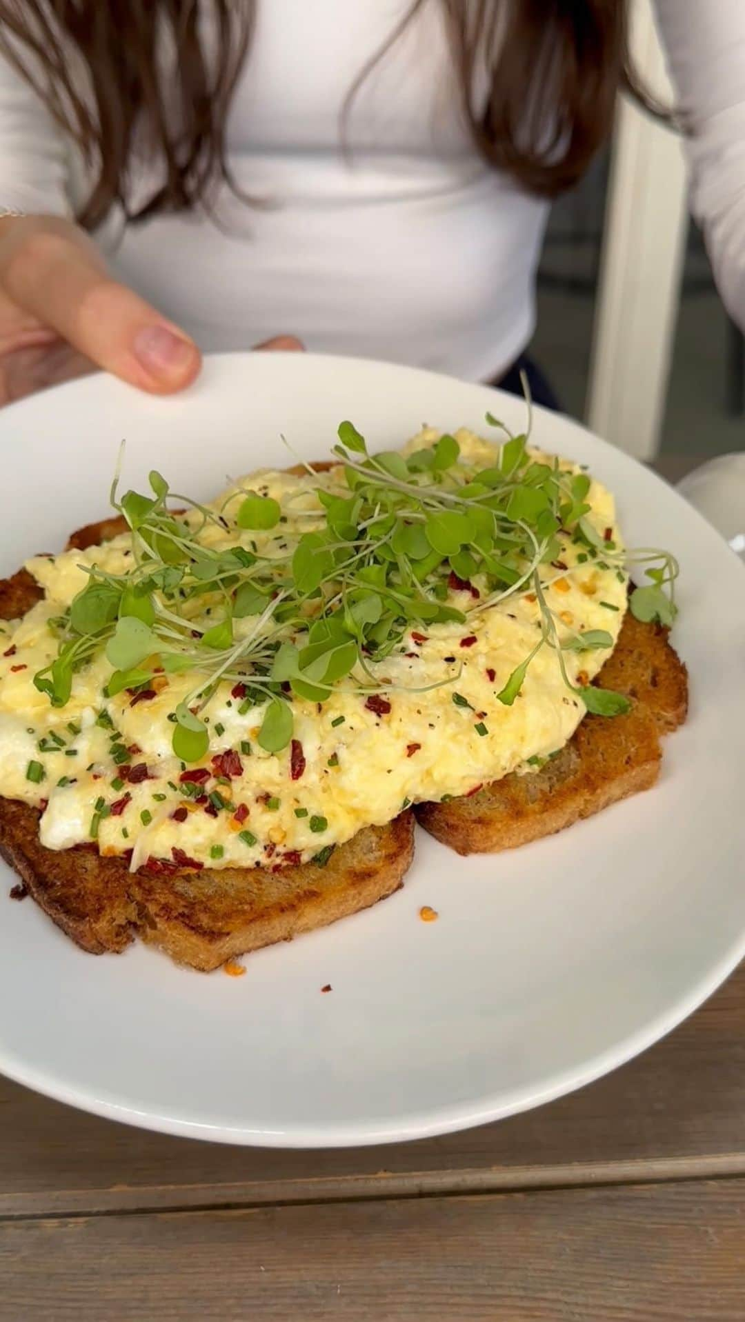 エッグショップのインスタグラム：「The truffle oil makes these eggs 10x better 👌  #eggs #eggscramble ##nyc #williamsburgnyc #nycfood #eggshopnyc #snackpass」