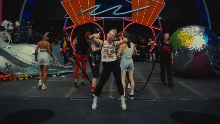 P!nk（ピンク）のインスタグラム：「What the world needs now is love, sweet love. And that’s what we do ❤️ #SummerCarnivalTour   🎥: @davidspearing」