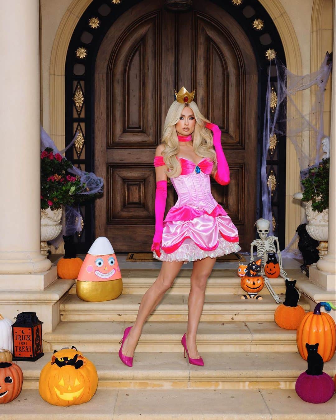 パリス・ヒルトンさんのインスタグラム写真 - (パリス・ヒルトンInstagram)「Princess Peach 💕👸🏼🍑💕 Which was your favorite of my Halloween looks this year? 🎃🤔」11月2日 5時50分 - parishilton