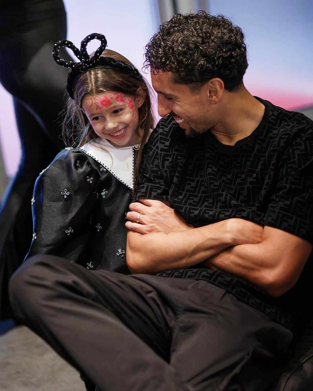 マルコス・アオアス・コレアのインスタグラム：「Hoje é o dia da minha Maria, ela que nos encanta e enche nossas vidas de tanto amor… Agradeço todos os dias ao papai do céu pela sua saúde e por ter me dado a honra de ser seu papai… Você é vida, você é luz, você é maravilhosa filha, estarei sempre aqui por você ❤️ te amo e feliz aniversário 🎊🎉 #HappyBirthday」