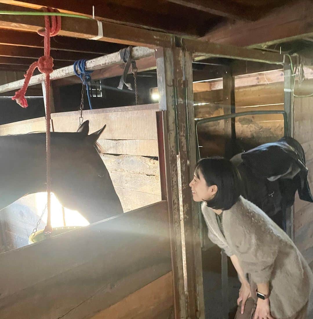 のインスタグラム：「#PR  #復興庁  初めて訪れた福島県 東日本大震災から12年が経った今の福島を見てきました  なかなか行けなかったけれど、行けてよかった  私が見た福島は自然豊かで素晴らしいところ🌿  誰もがやさしくて助け合って支え合っていた みんな話し方もやさしくて。きっと震災のあと、声をかけ合い、思いやりをもちあって暮らしてきたんだと感じました  震災から5年間、誰も住めなかった南相馬市の小高地区へ。  今は全国から移住して来た方もたくさんいらっしゃいます その小高にはみんなが気軽に集え、訪れた方が宿泊もできるという街の中心的なコミュニティスペース 【小高パイオニアヴィレッジ】があります ここでは誰もが自由にお茶をしたり、ワーキングスペースとして使ったり、作業をしたり、人が集まって新たな企画が生まれたりと、みんなが自然と繋がれる場所になっています  ゼロから未来は、拓ける。 100の課題から100の企業を！  との思いでガラス細工のアクセサリーブランドや時計ブランド、酒蔵など新しいブランドや企業が次々と誕生しています  馬と人とふれあうセラピーの【Horse Value】の方も移住してきた方。優しい目のお馬さんたちは穏やかで癒されました  フワフワなタオルが作られている【浅野撚糸】の工場見学 もさせていただき、タオルを購入しました  地元の方が手作りされた美術館【おれたちの伝承館】では 沈黙から伝承へ 分裂から協働へ という言葉が印象的でした  東日本大震災のあとの福島は人と人とが助けあい 力強く復興の道を歩んでいます💫  すごいです、福島✨ ありがとう、福島✨  次の投稿では福島県の素晴らしいスポットをご紹介します！  #福島県 #三陸　#常磐　 #東北旅行」