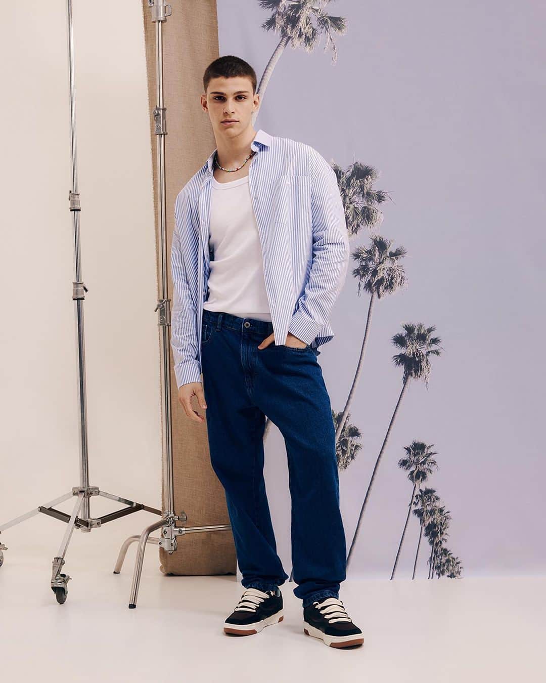 ロジャス・レナーのインスタグラム：「Produção minimalista, mas cheia de estilo? Temos! 😍 Se você é fã dessa tendência, aposte em peças básicas e atemporais, como o jeans e as camisas, para multiplicar os seus looks do dia a dia. Inspire-se com a combinação do post e clique na imagem para garantir as novidades. ​  #Tendência #LookInspiração #ModaMasculina #EstiloMinimalista  camisa oversized listrada 873658098 | calça loose jeans 871851353 | tênis street 783045503 | regata  879706564 | colar de miçangas 833452829」