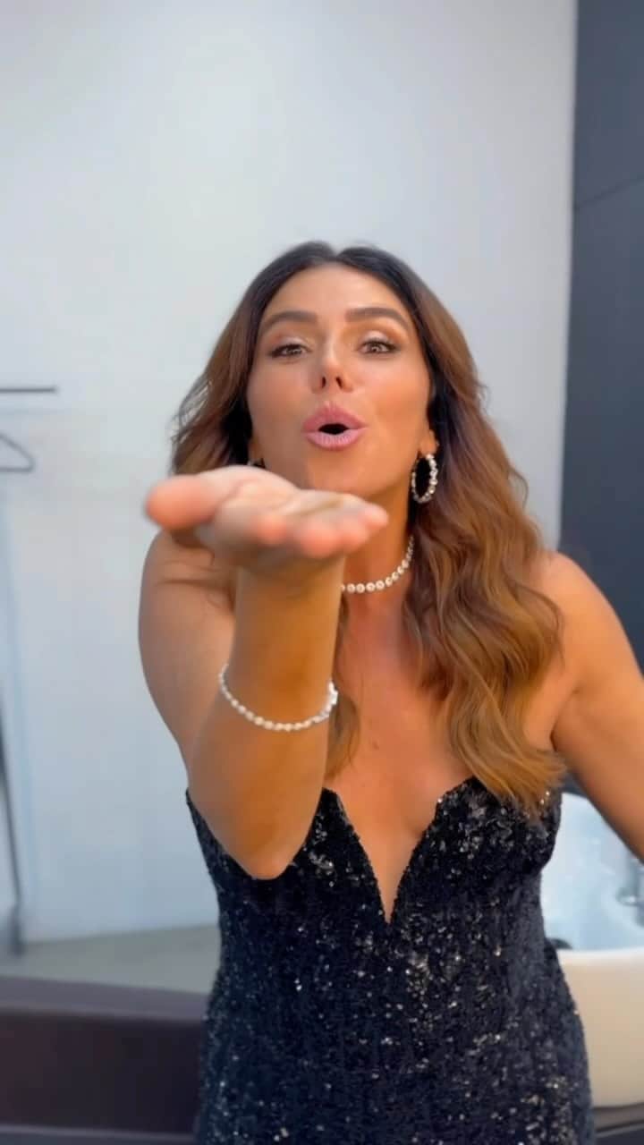 Giovanna Antonelliのインスタグラム：「Não perca o final do vídeo 😬 e já marca quem ta precisando de prosperidade aí 🤣」