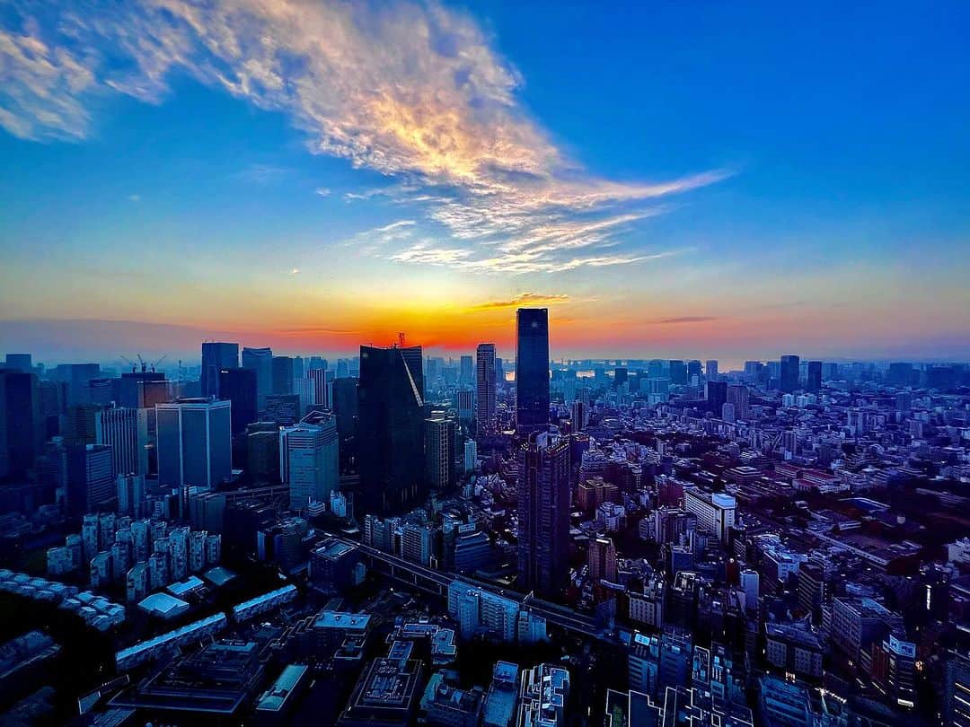 ニッキー・シックスさんのインスタグラム写真 - (ニッキー・シックスInstagram)「Sunrise over Tokyo 🇯🇵 Forever grateful to be able to play music and see the world.  #SobrietyRocks」11月2日 6時09分 - nikkisixxpixx